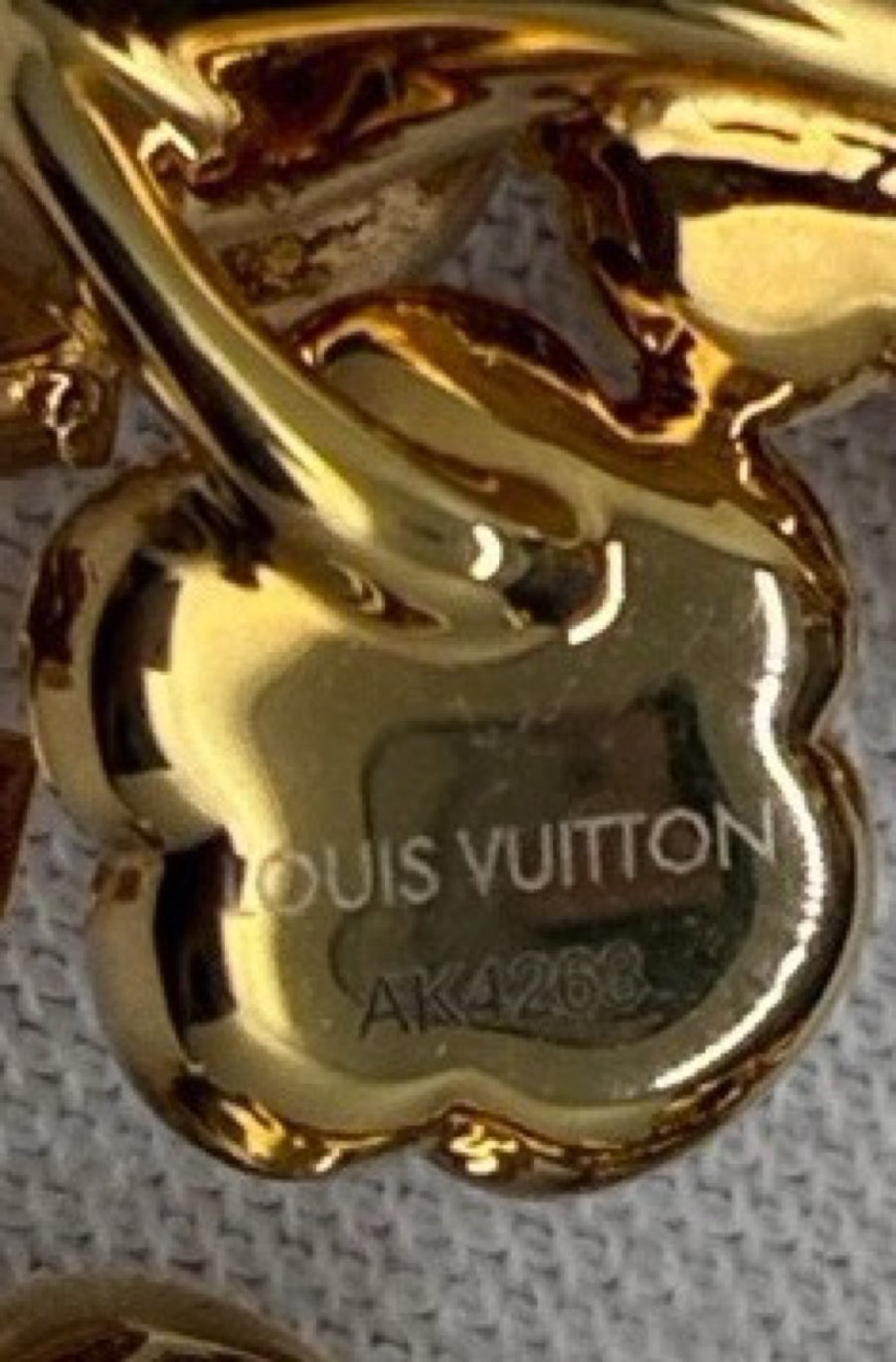Louis Vuitton - Other - Gold-tone metal setting with pearl and decorative stone accents; exact composition is unverified. - Multicolour