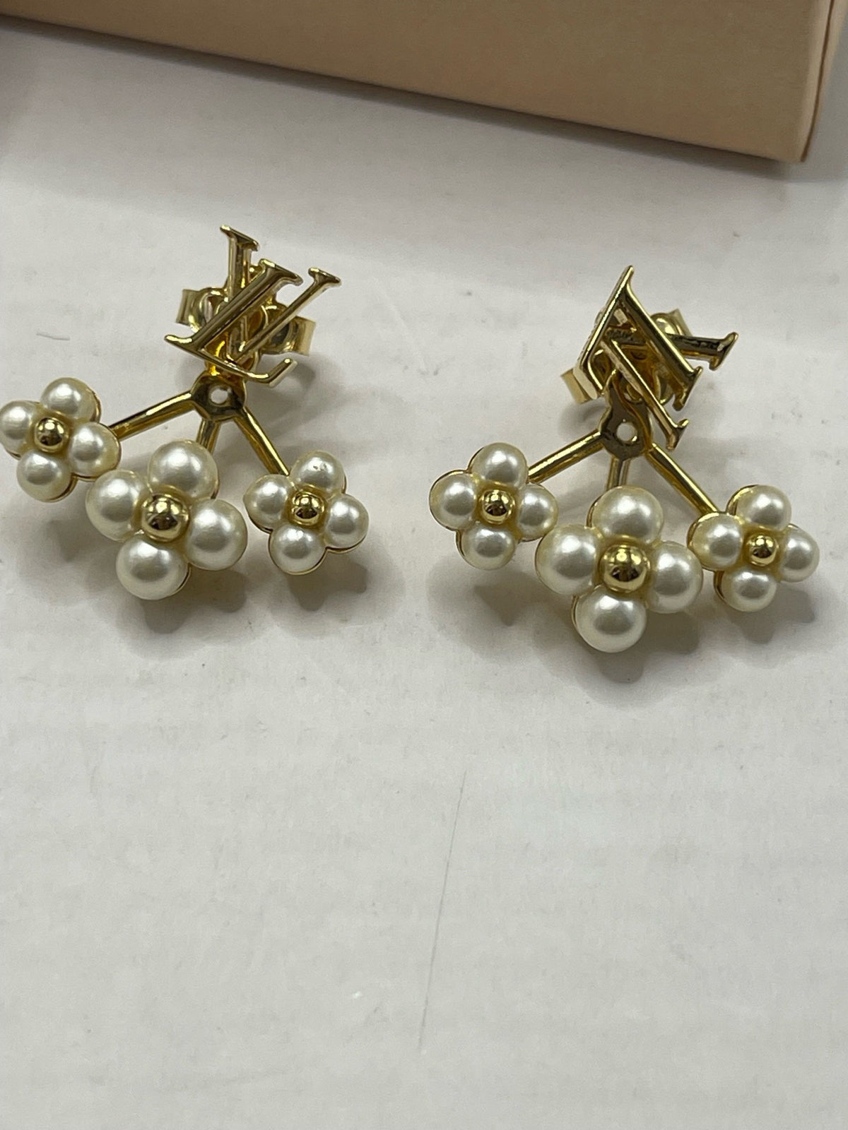 Louis Vuitton - Other - Gold-tone metal with imitation pearl embellishments. - Multicolour