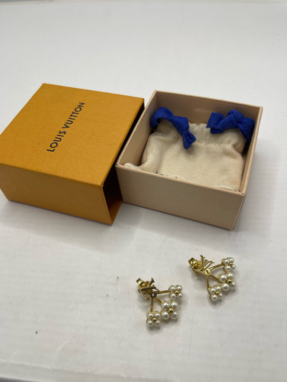 Louis Vuitton - Other - Gold-tone metal with imitation pearl embellishments. - Multicolour