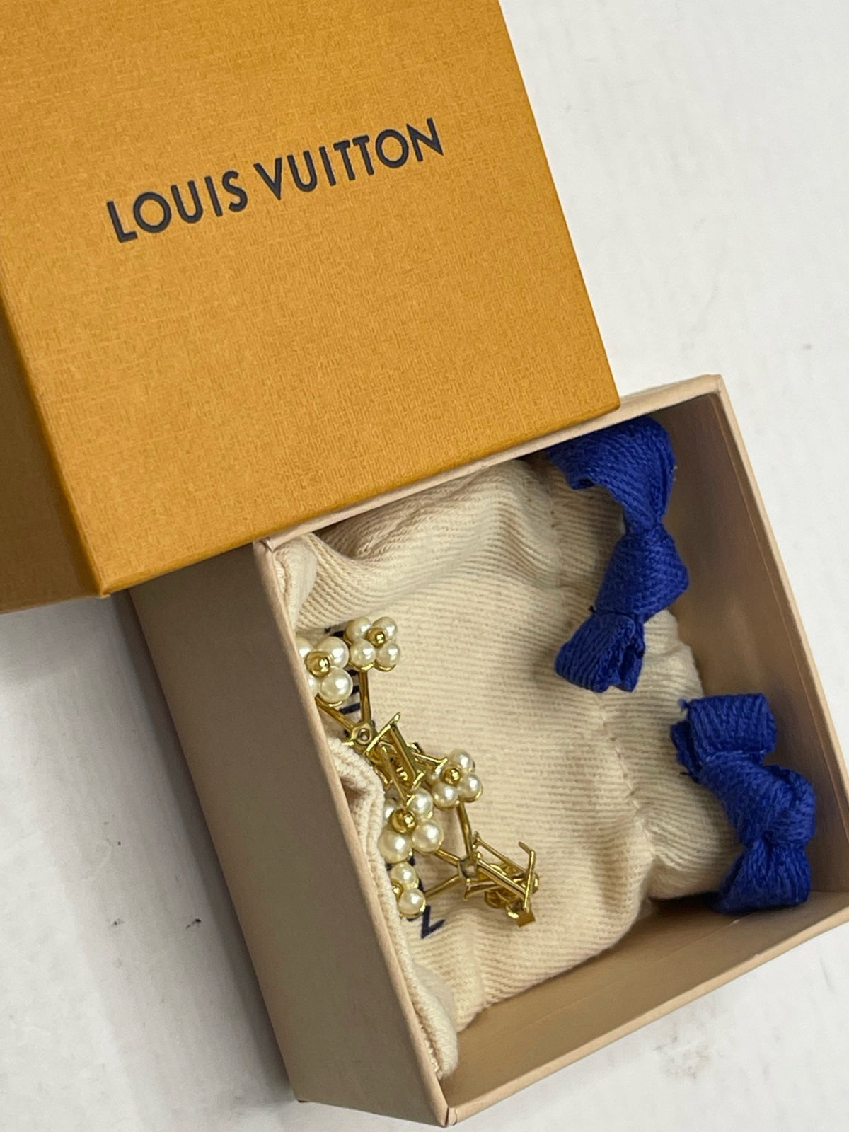 Louis Vuitton - Other - Gold-tone metal with imitation pearl embellishments. - Multicolour