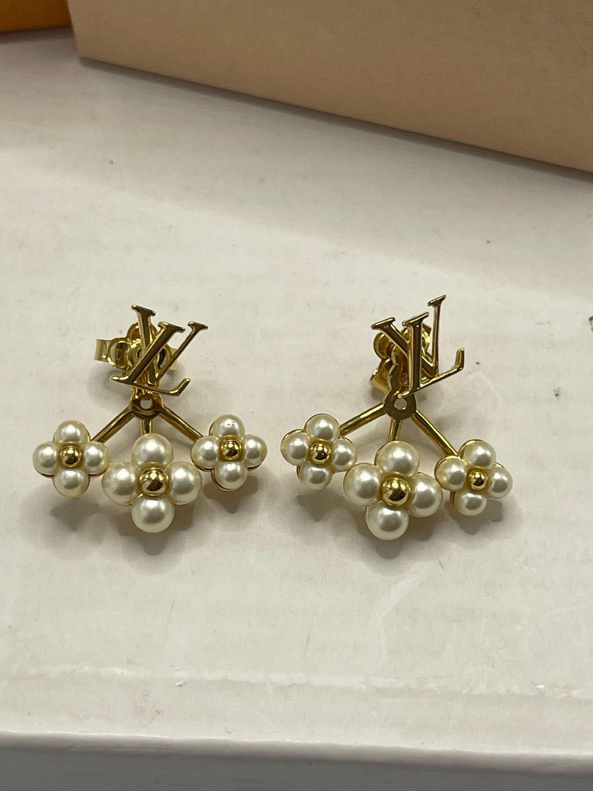 Louis Vuitton - Other - Gold-tone metal with imitation pearl embellishments. - Multicolour