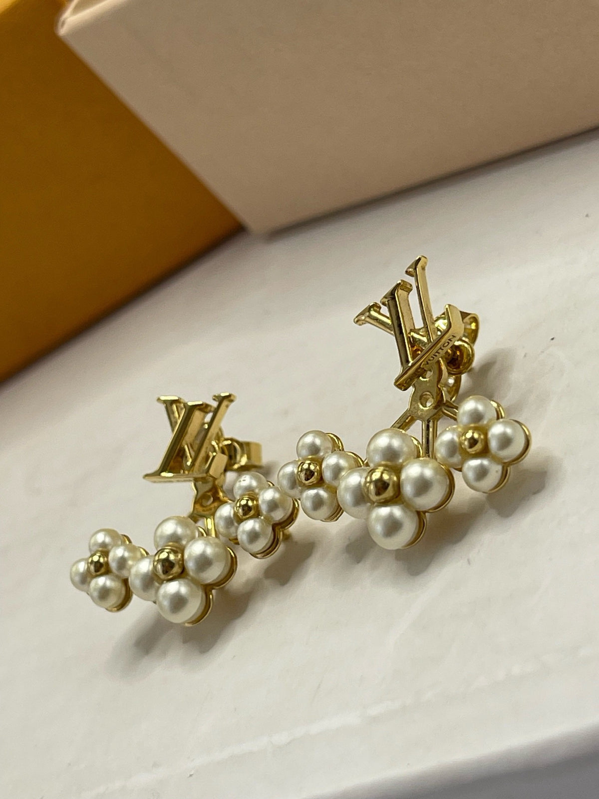 Louis Vuitton - Other - Gold-tone metal with imitation pearl embellishments. - Multicolour