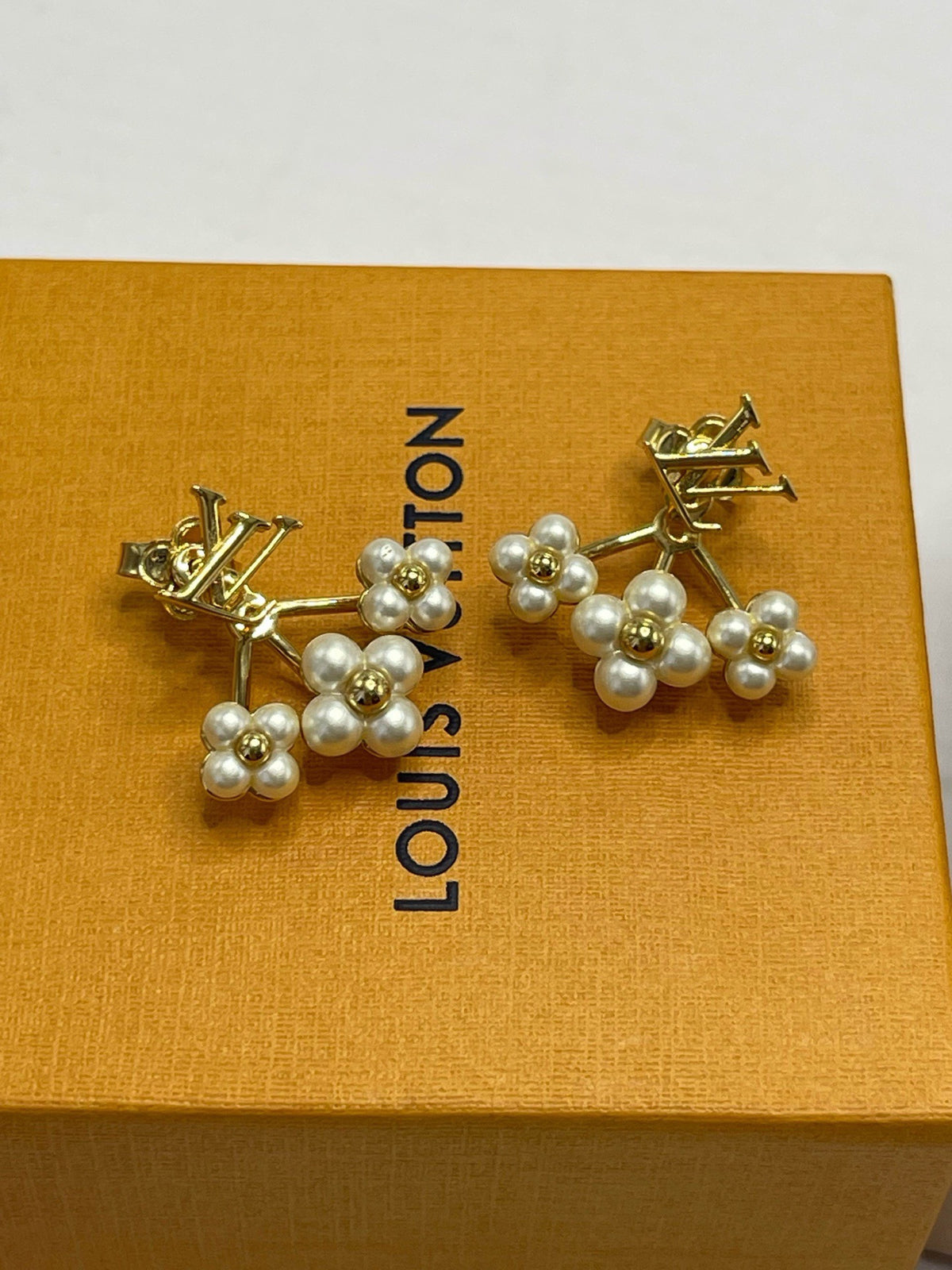 Louis Vuitton - Other - Gold-tone metal with imitation pearl embellishments. - Multicolour