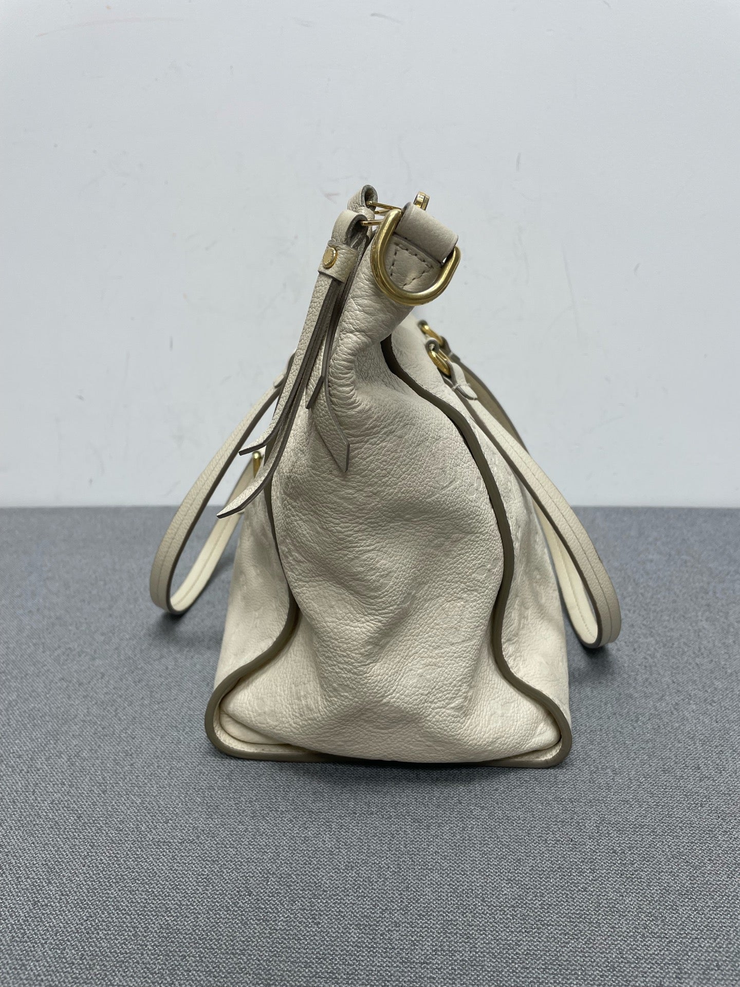 Louis Vuitton - Other - Leather - Beige - (medium)