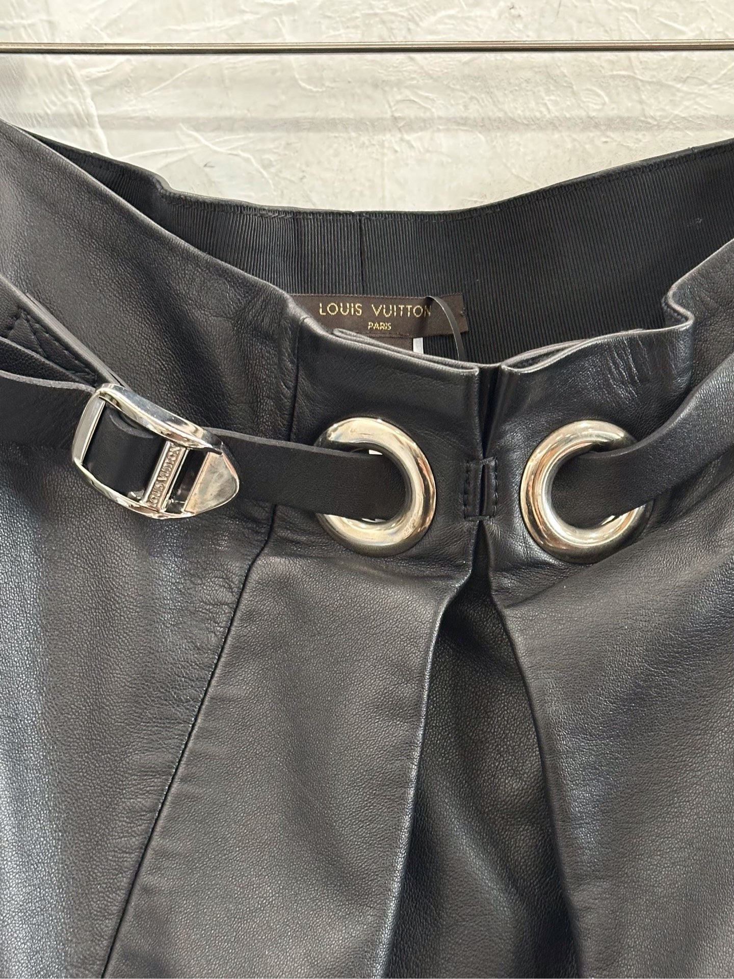 Louis Vuitton - Other - Leather - Black - (36)