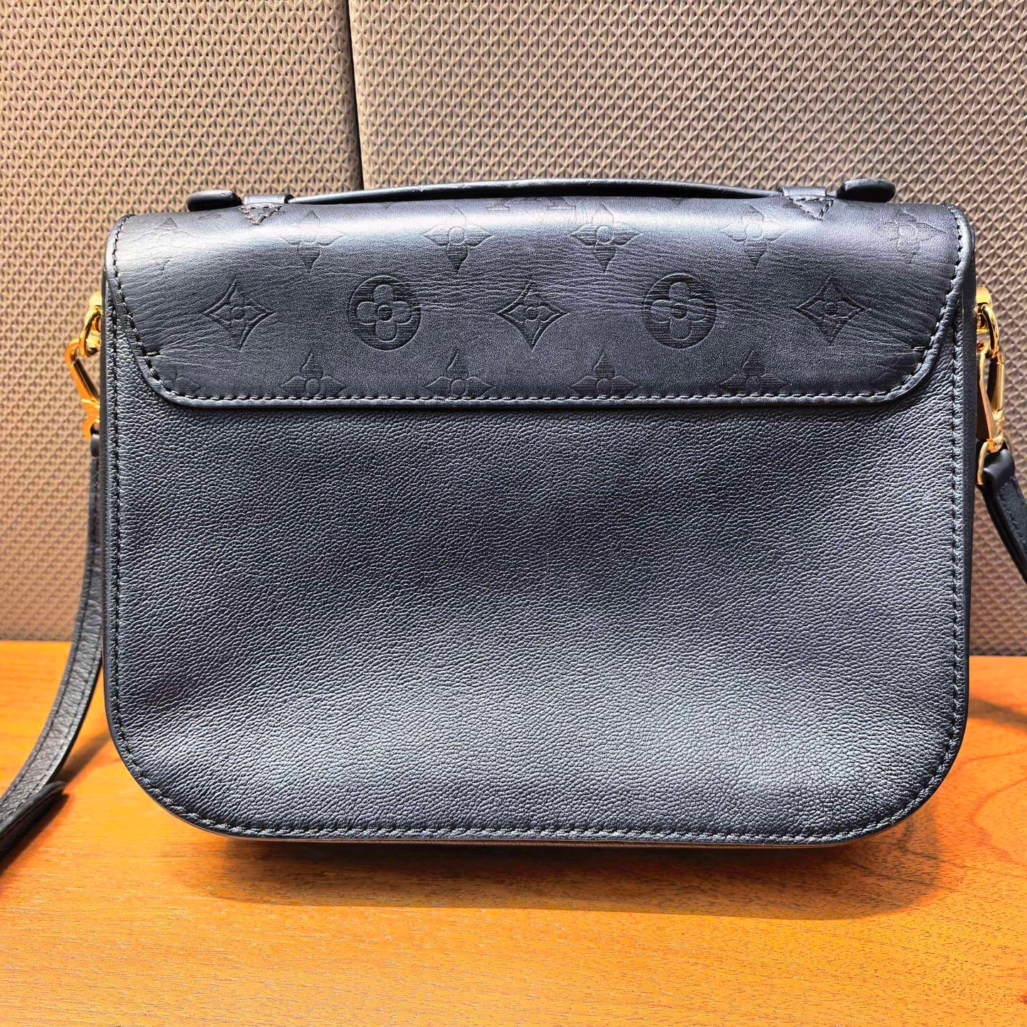 Louis Vuitton - Other - Leather - Black - (medium)