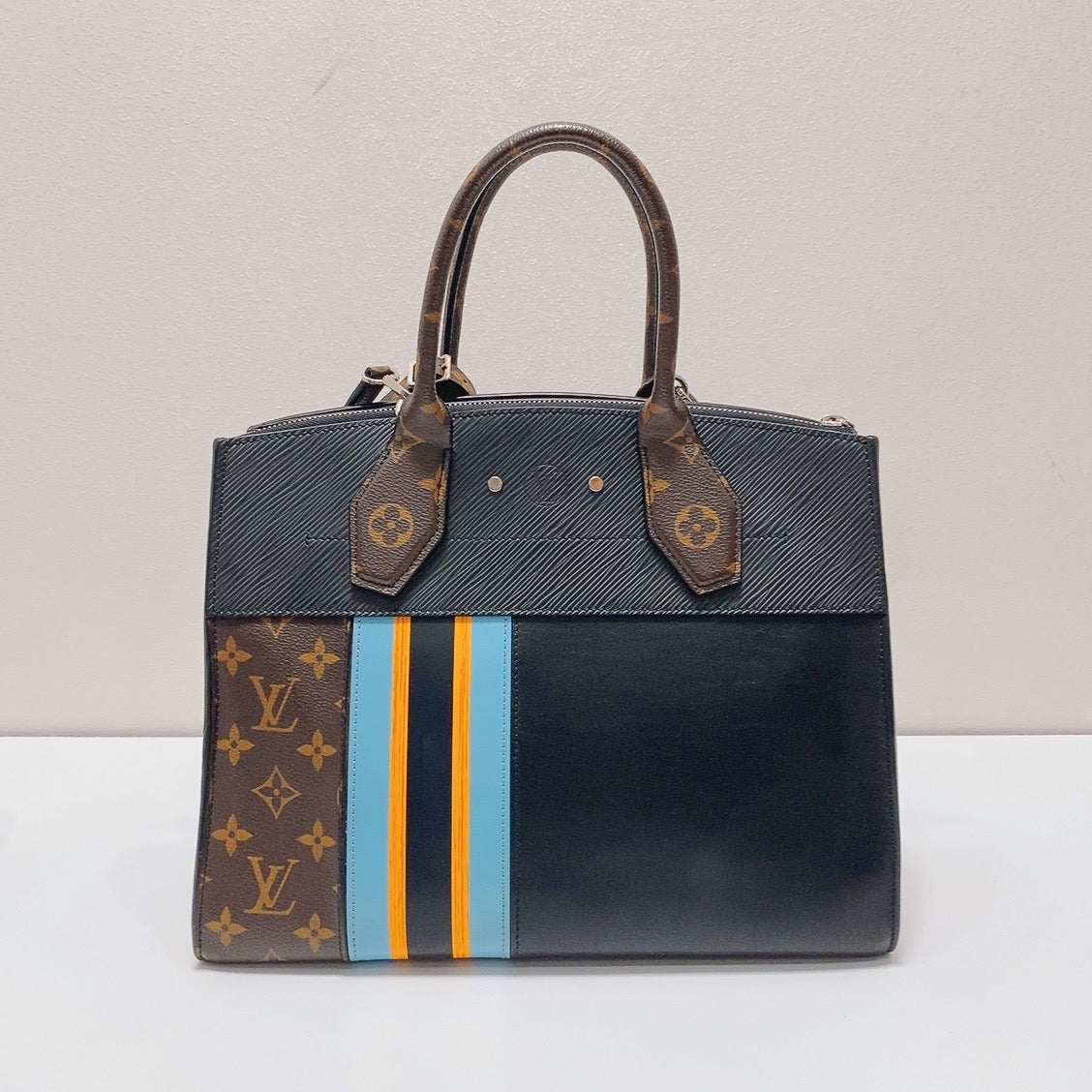 Louis Vuitton - Other - Leather - Black - (medium)