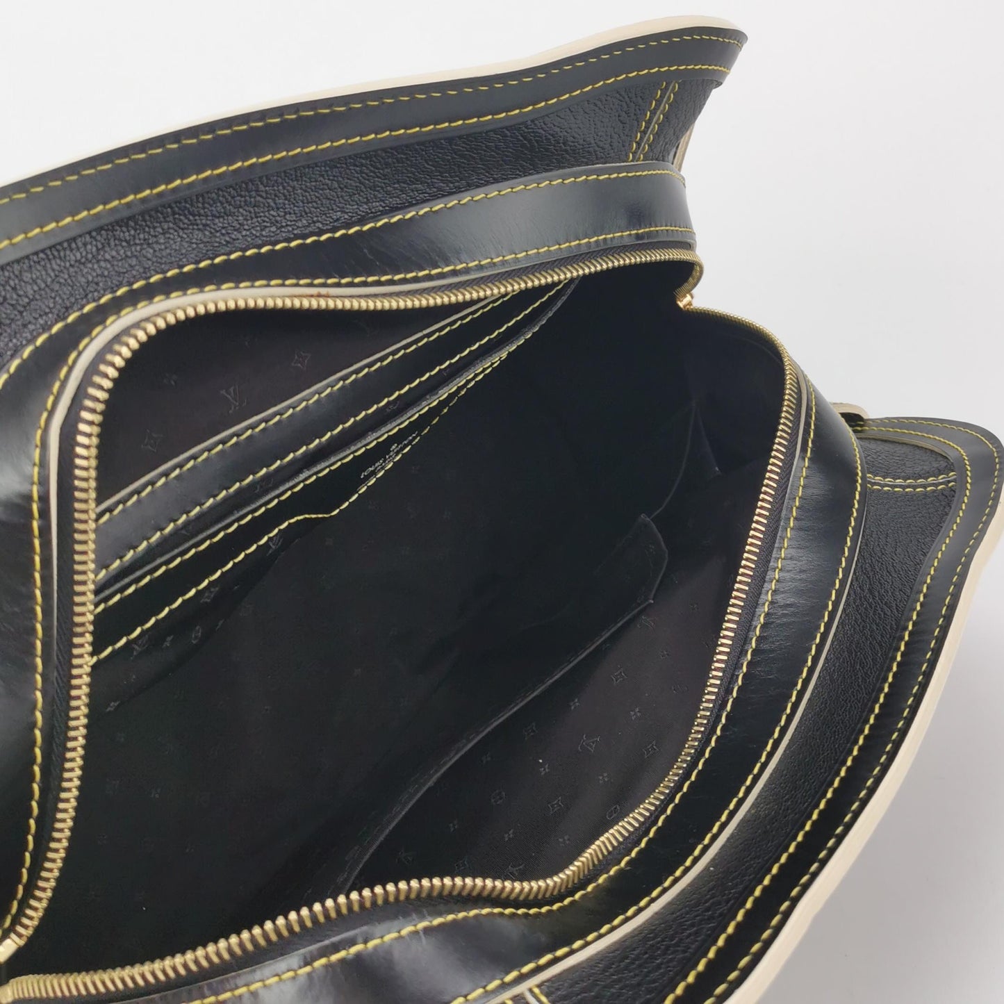 Louis Vuitton - Other - Leather - Black - (medium)