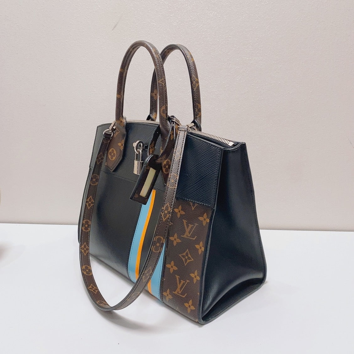 Louis Vuitton - Other - Leather - Black - (medium)