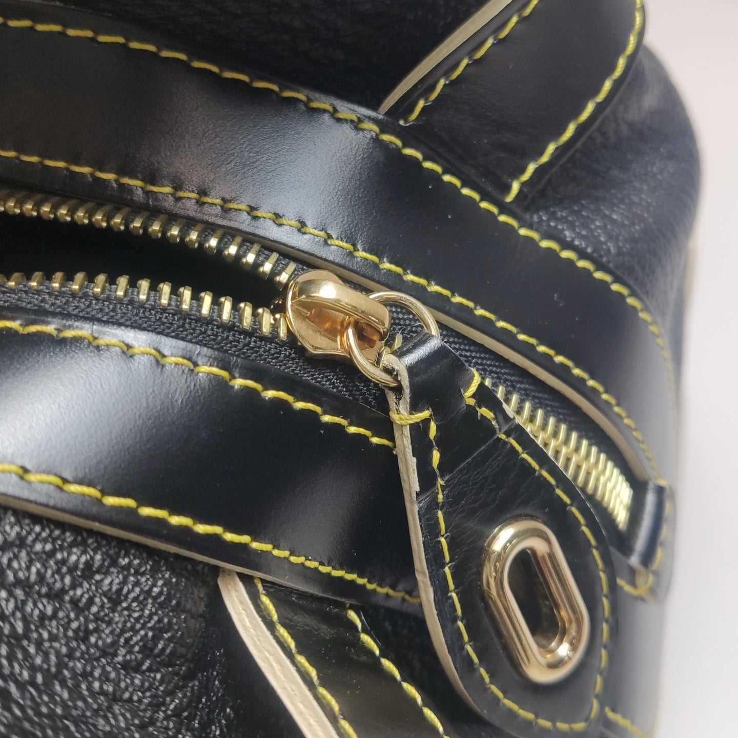 Louis Vuitton - Other - Leather - Black - (Medium)