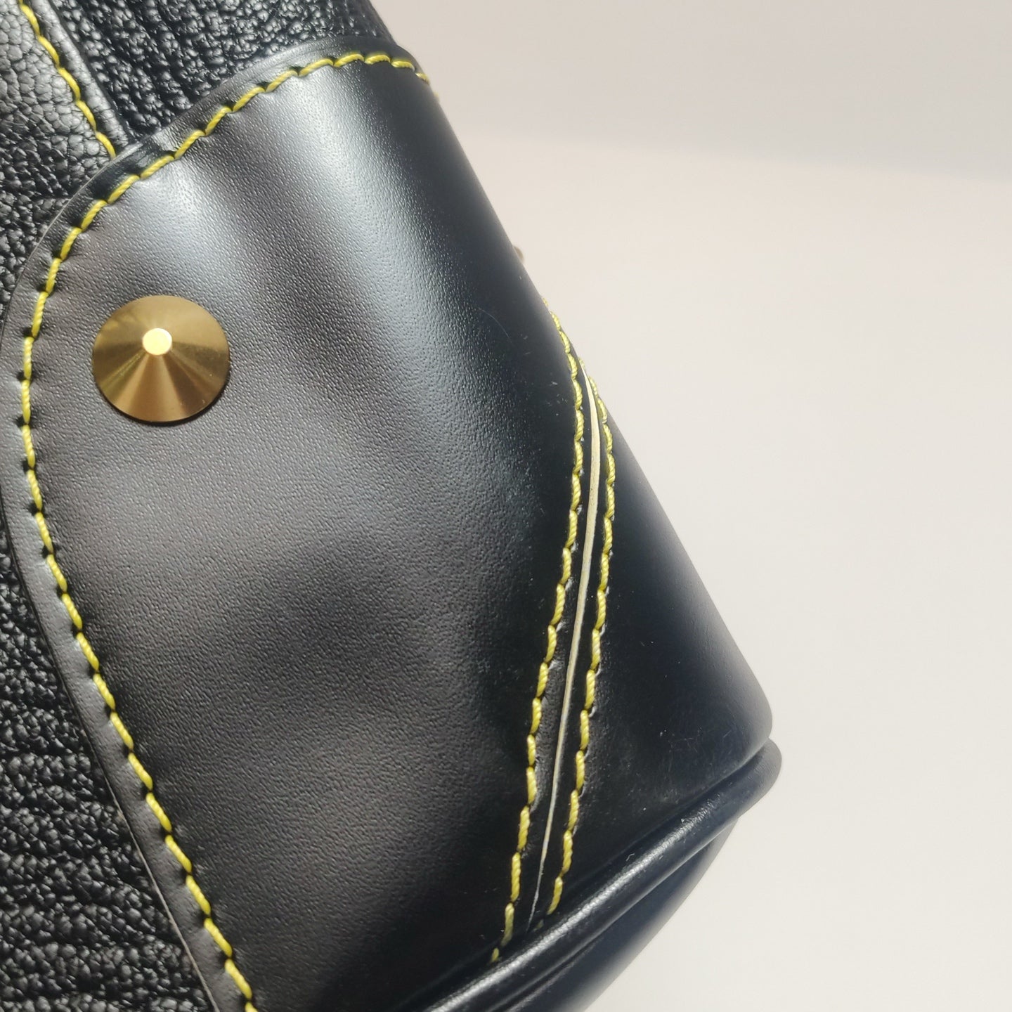 Louis Vuitton - Other - Leather - Black - (Medium)