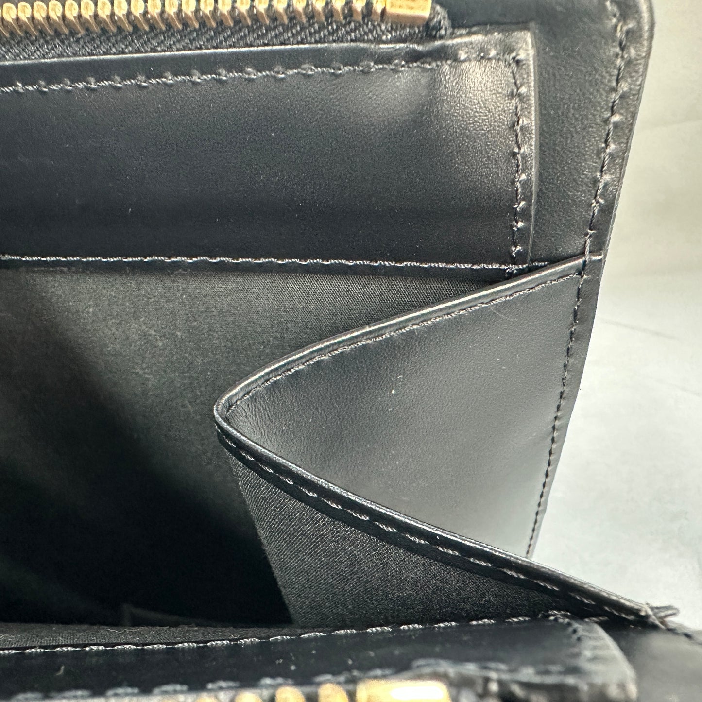 Louis Vuitton - Other - Leather - Black - (medium)