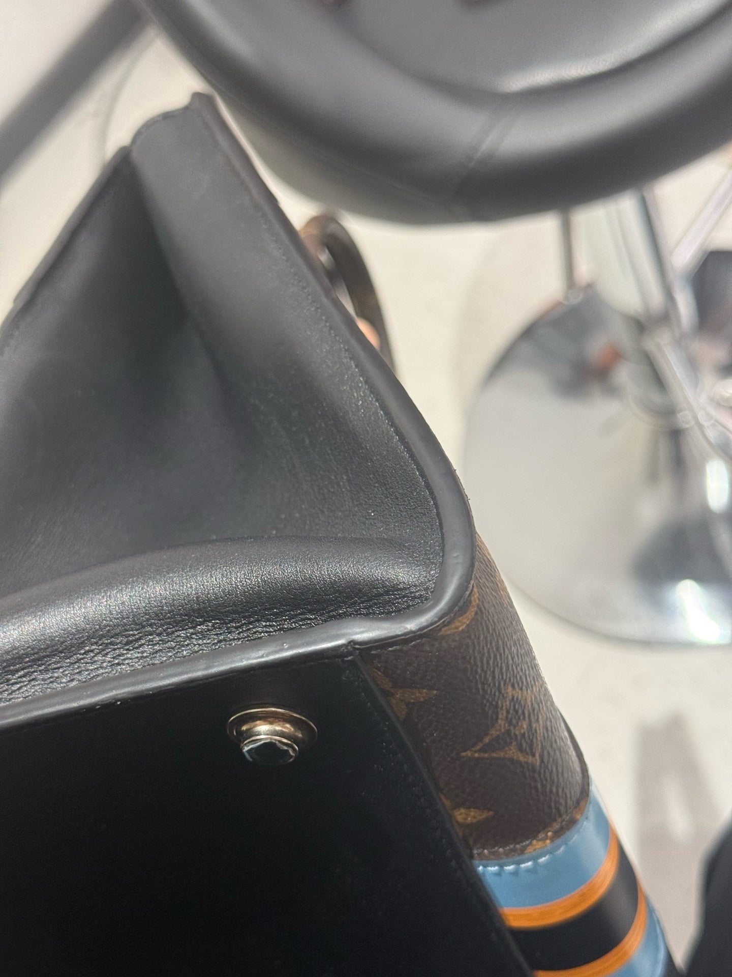 Louis Vuitton - Other - Leather - Black - (medium)