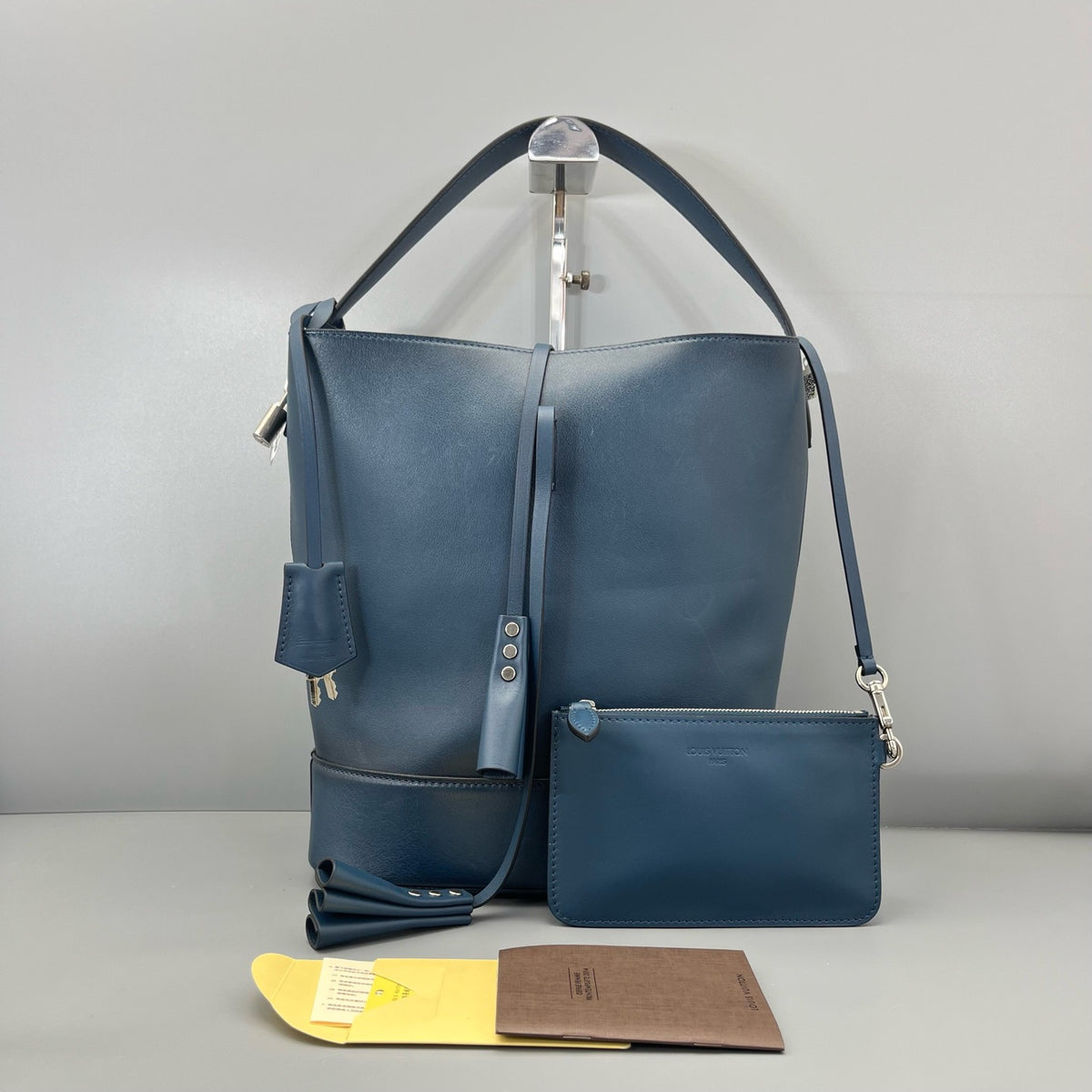 Louis Vuitton - Other - Leather - Blue - (Medium)