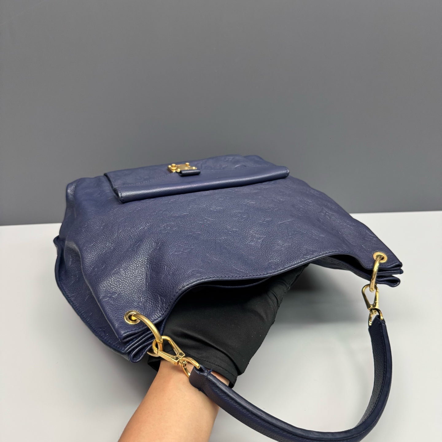 Louis Vuitton - Other - Leather - Blue - (medium)