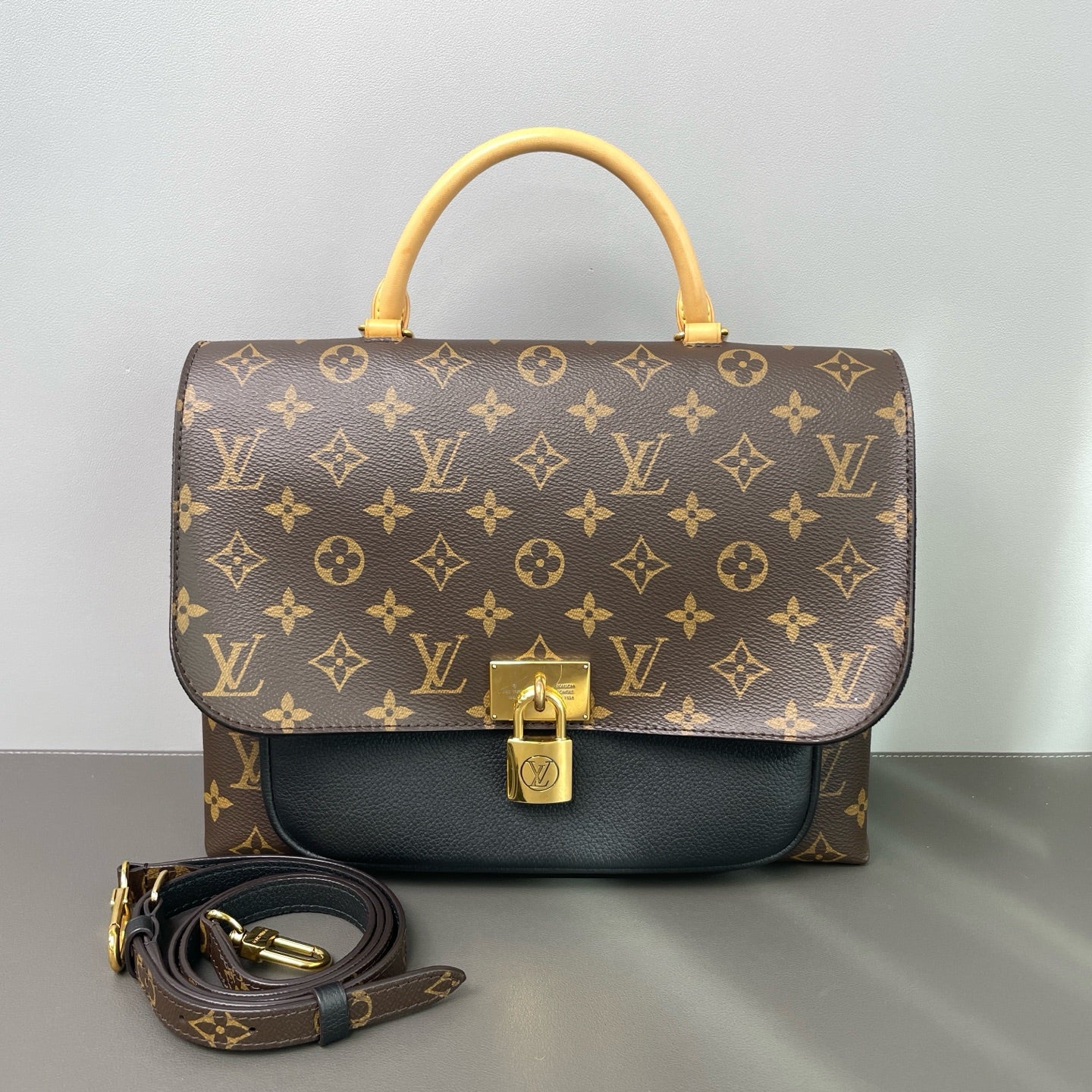 Louis Vuitton - Other - Leather - Brown - (medium)
