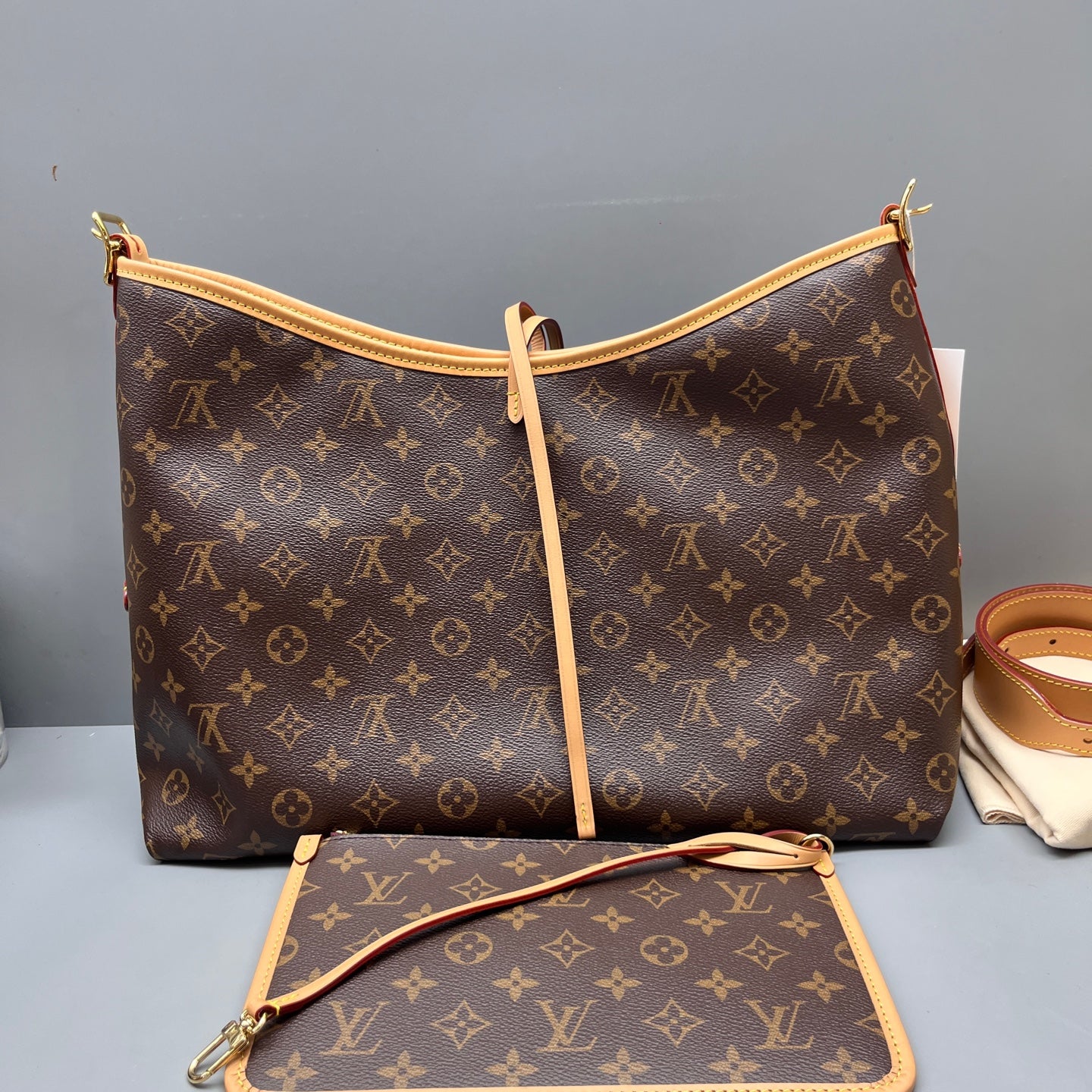 Louis Vuitton - Other - Leather - Brown - (medium)
