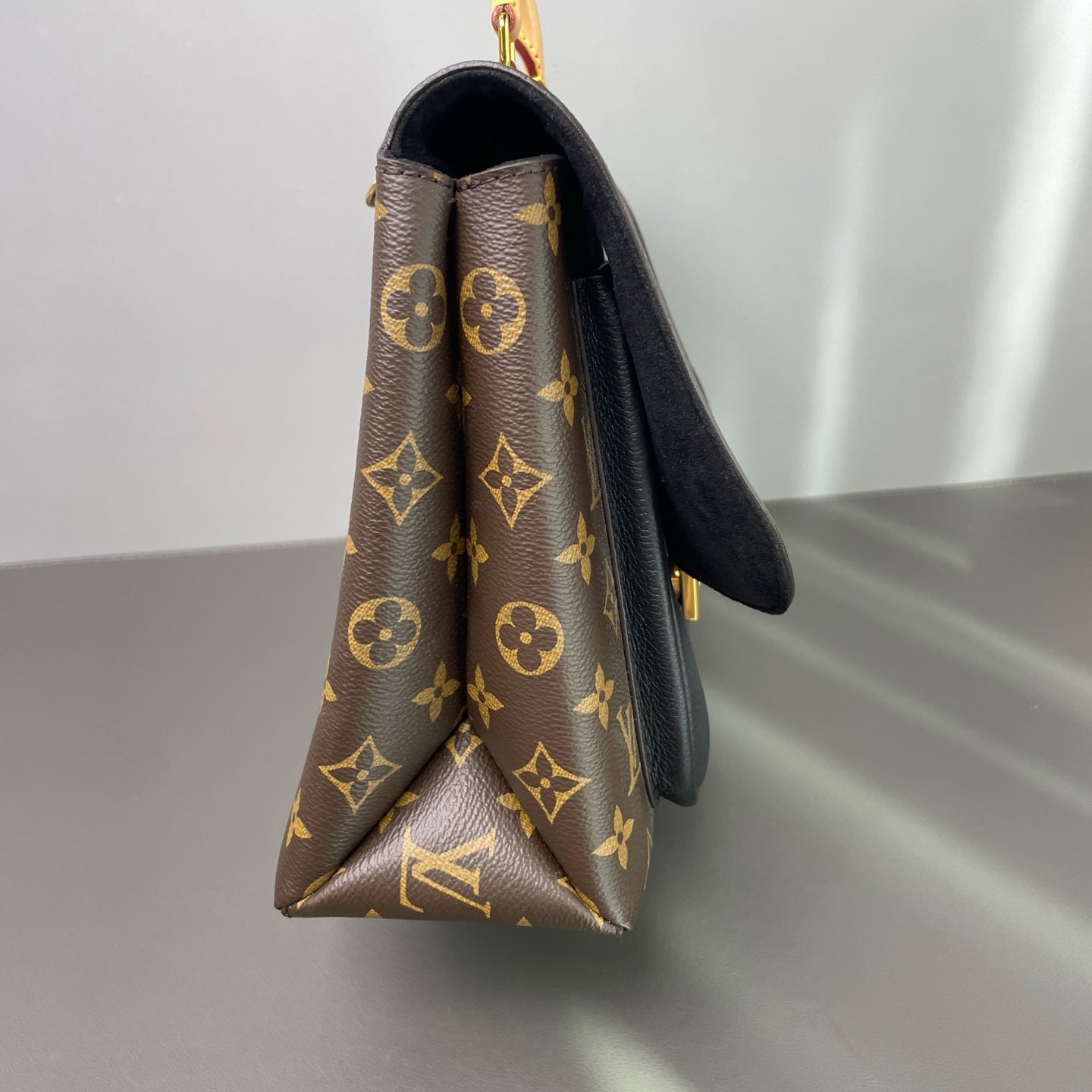 Louis Vuitton - Other - Leather - Brown - (medium)