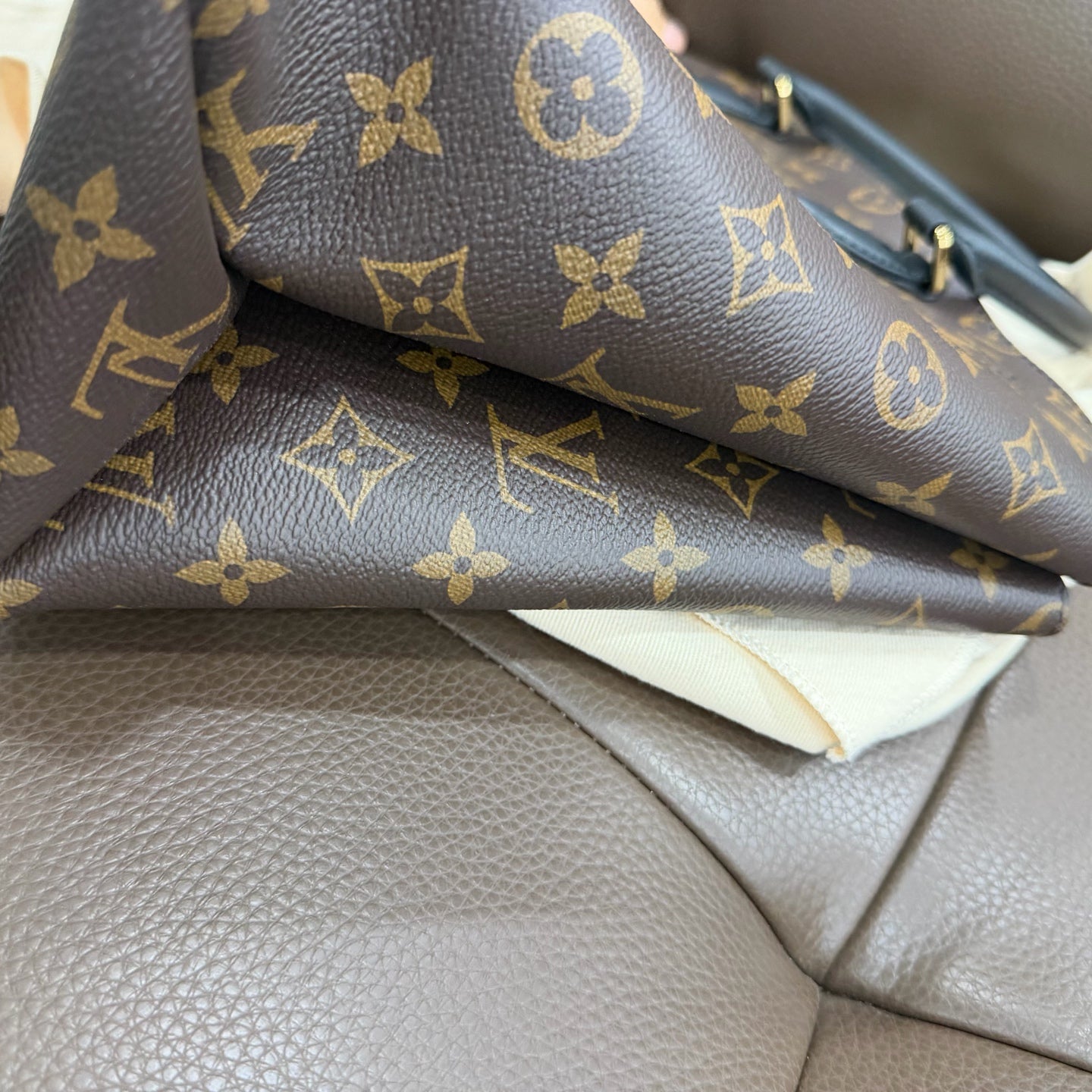 Louis Vuitton - Other - Leather - Brown - (medium)