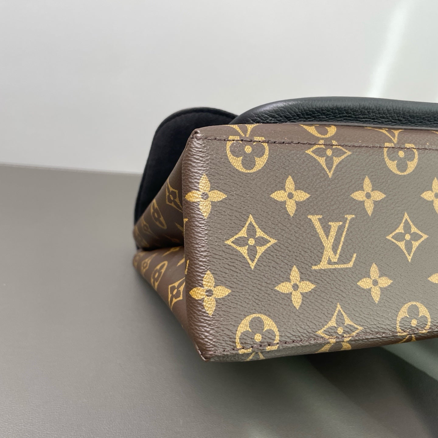 Louis Vuitton - Other - Leather - Brown - (medium)