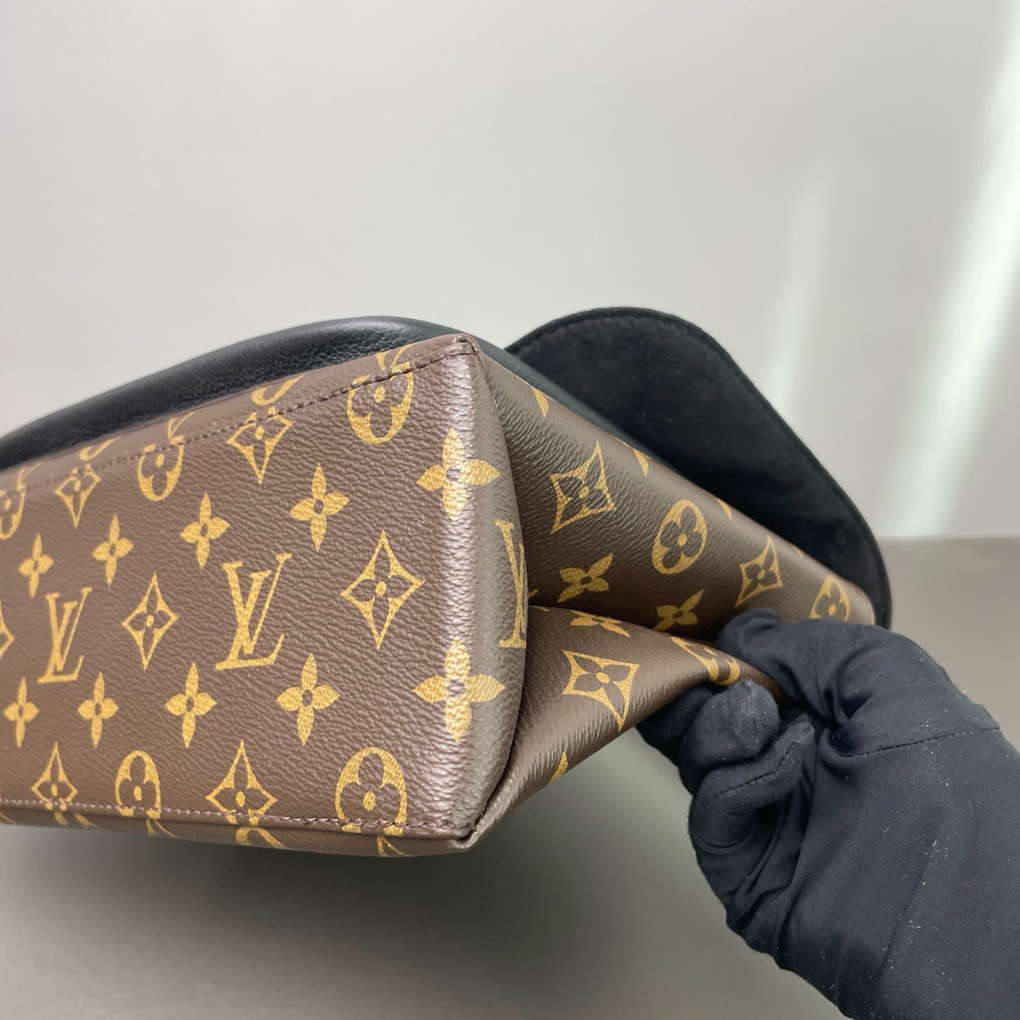 Louis Vuitton - Other - Leather - Brown - (medium)