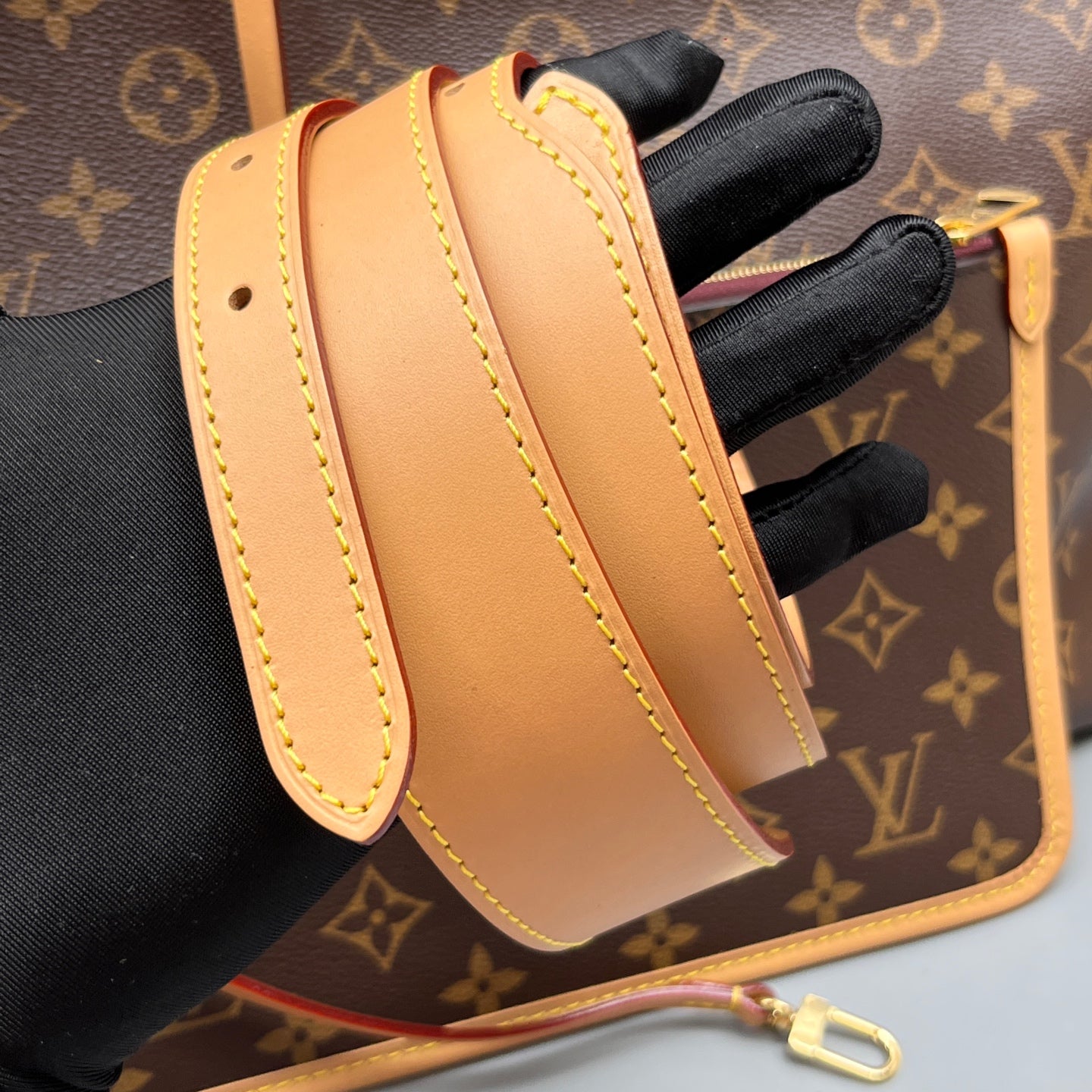 Louis Vuitton - Other - Leather - Brown - (medium)