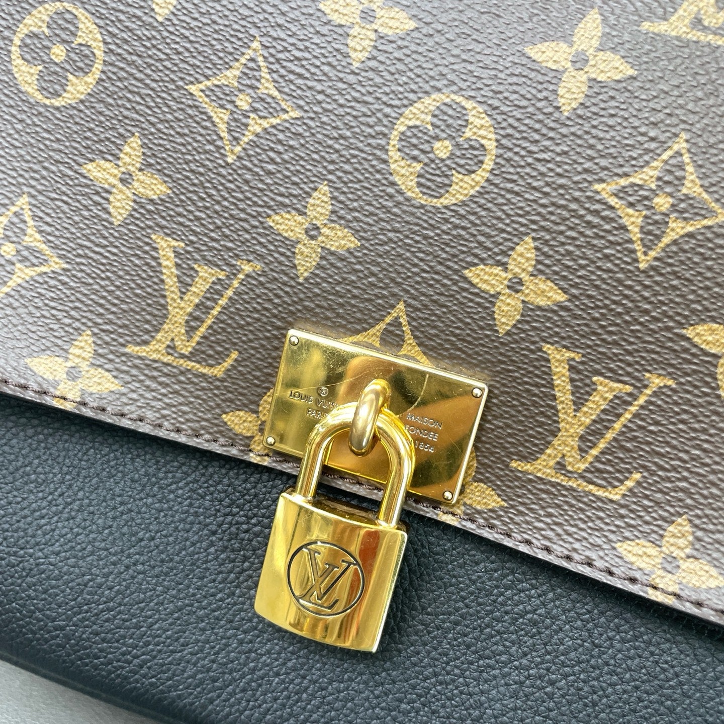 Louis Vuitton - Other - Leather - Brown - (medium)