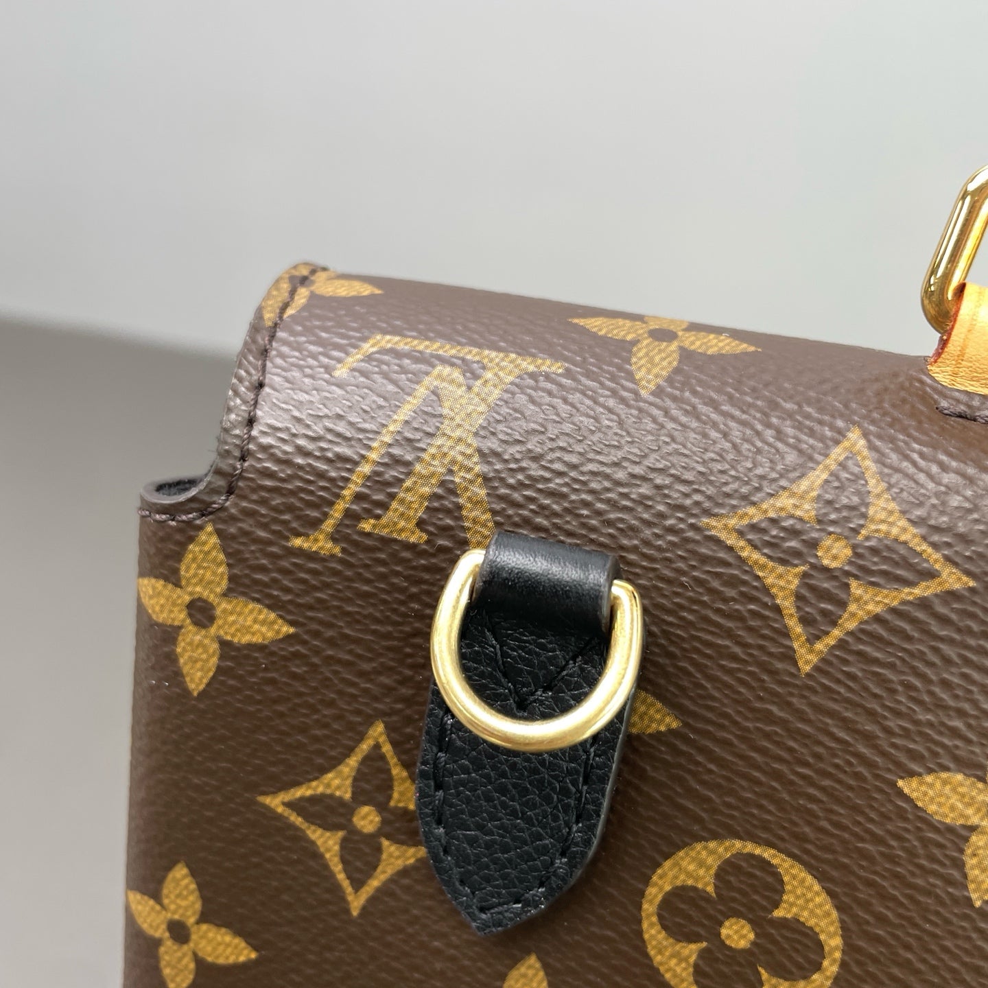 Louis Vuitton - Other - Leather - Brown - (medium)