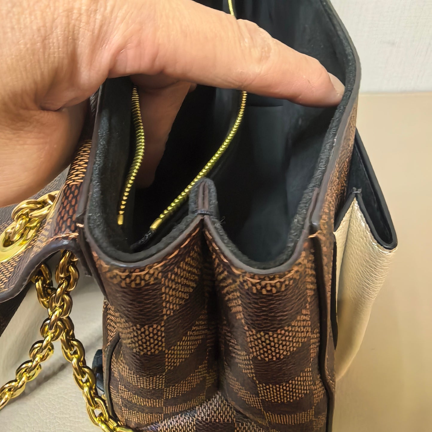 Louis Vuitton - Other - Leather - Brown - (medium)