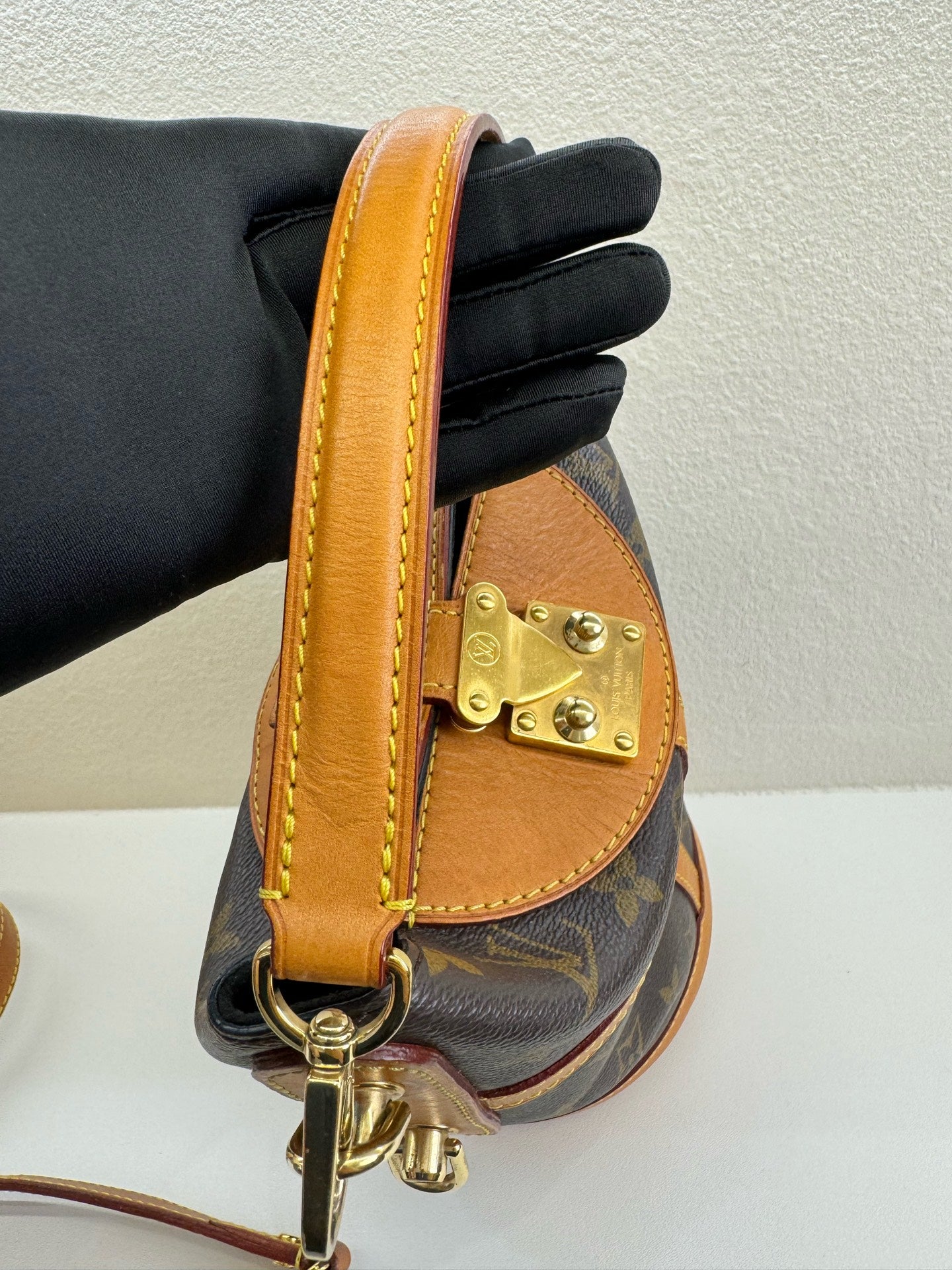 Louis Vuitton - Other - Leather - Brown - (small)