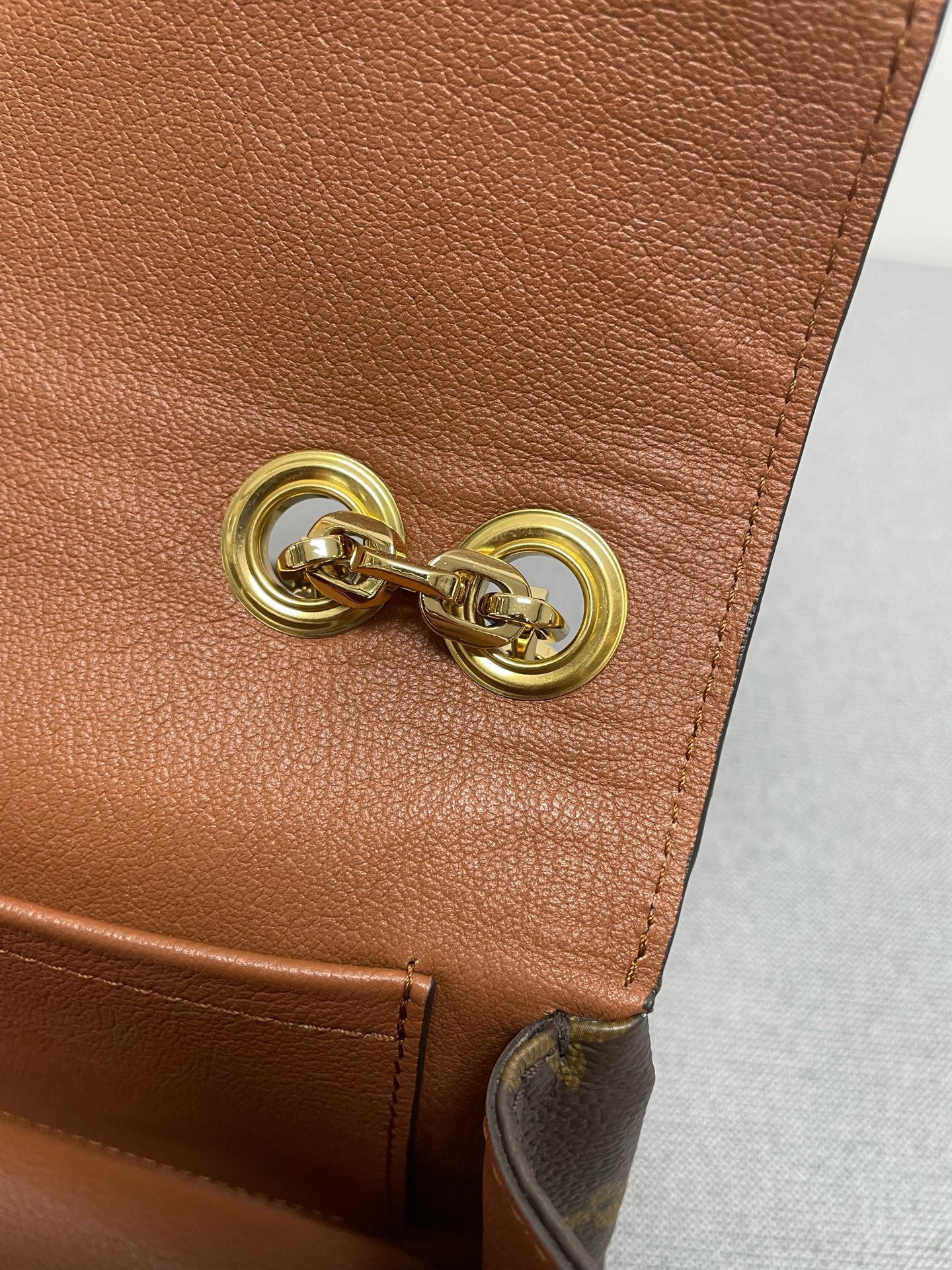 Louis Vuitton - Other - Leather - Brown - (Small)