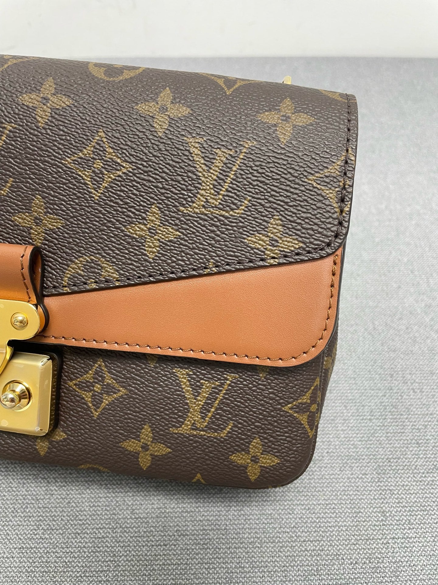 Louis Vuitton - Other - Leather - Brown - (Small)