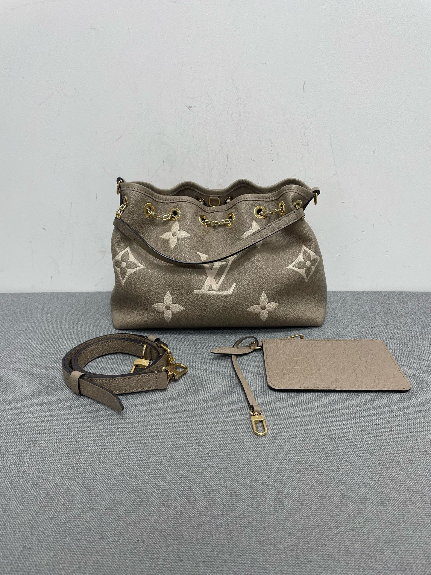 Louis Vuitton - Other - Leather - Grey - (medium)