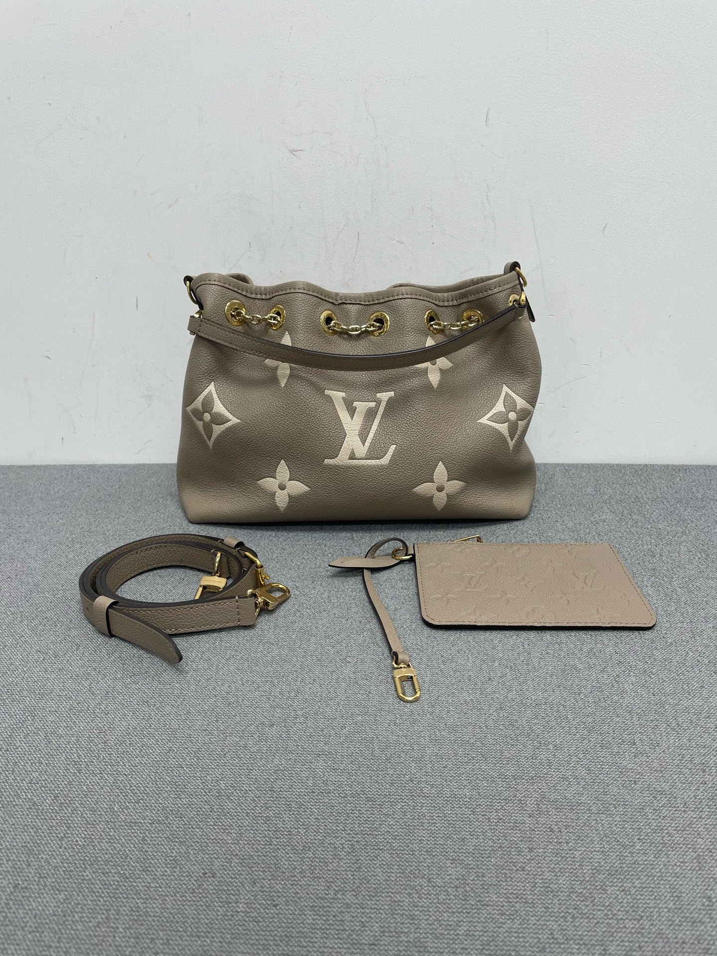Louis Vuitton - Other - Leather - Grey - (medium)