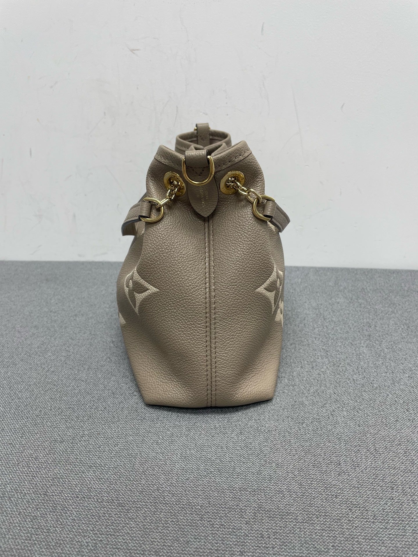 Louis Vuitton - Other - Leather - Grey - (medium)