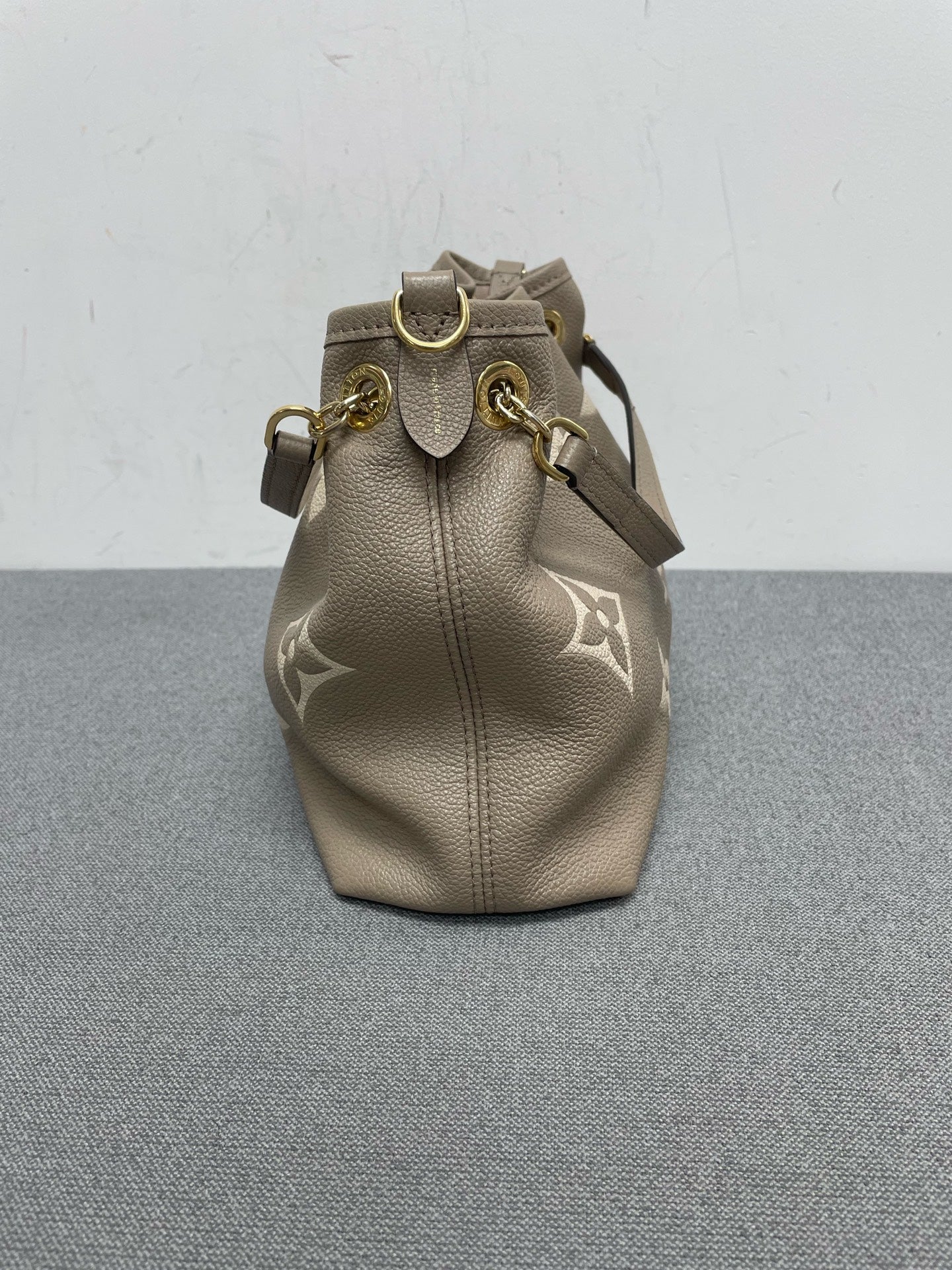 Louis Vuitton - Other - Leather - Grey - (medium)