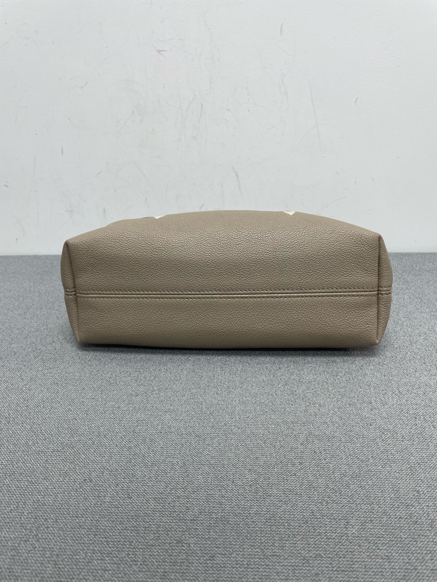 Louis Vuitton - Other - Leather - Grey - (medium)