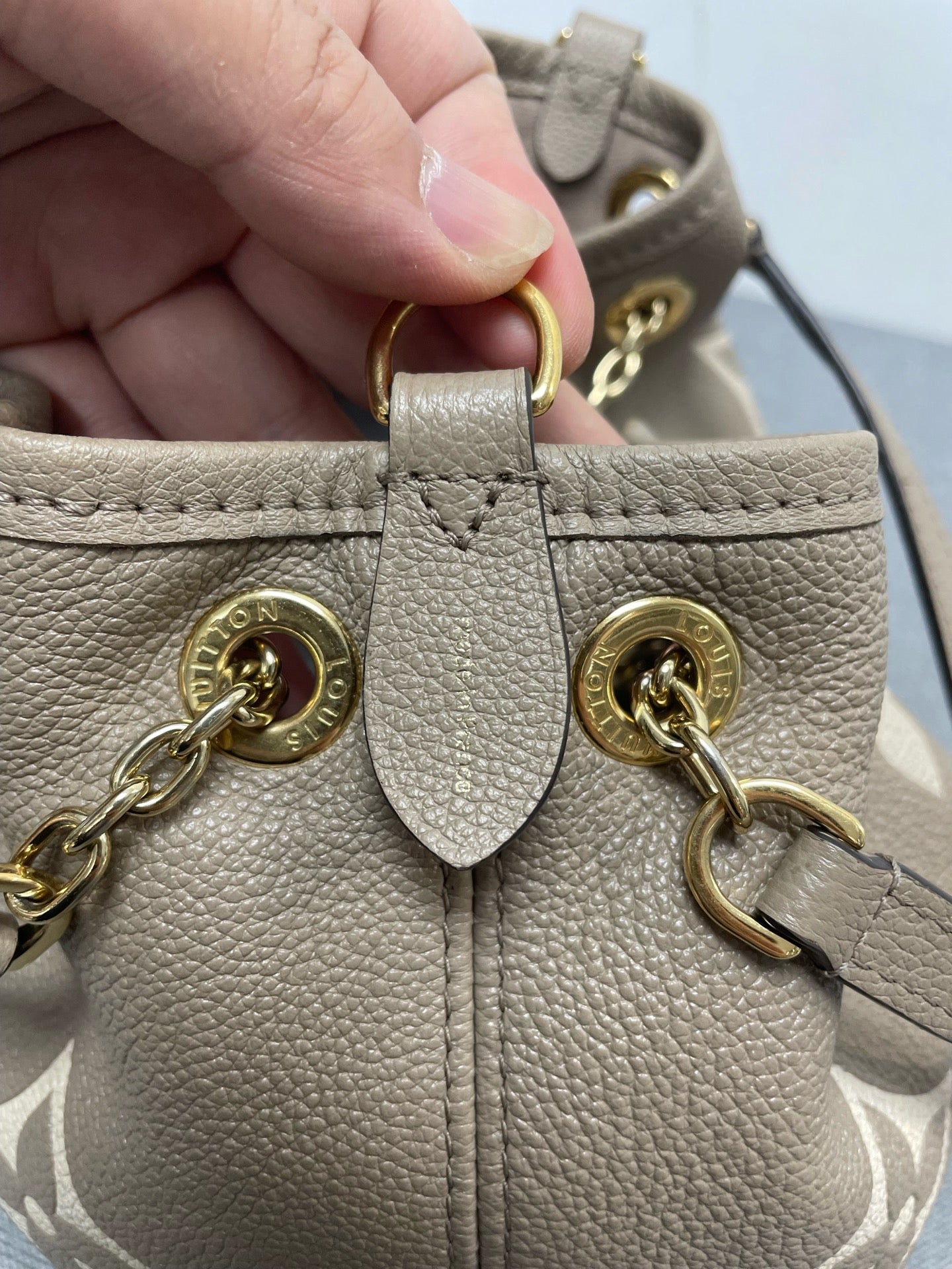 Louis Vuitton - Other - Leather - Grey - (medium)