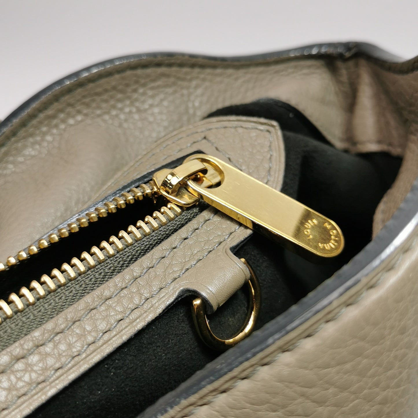 Louis Vuitton - Other - Leather - Grey - (medium)