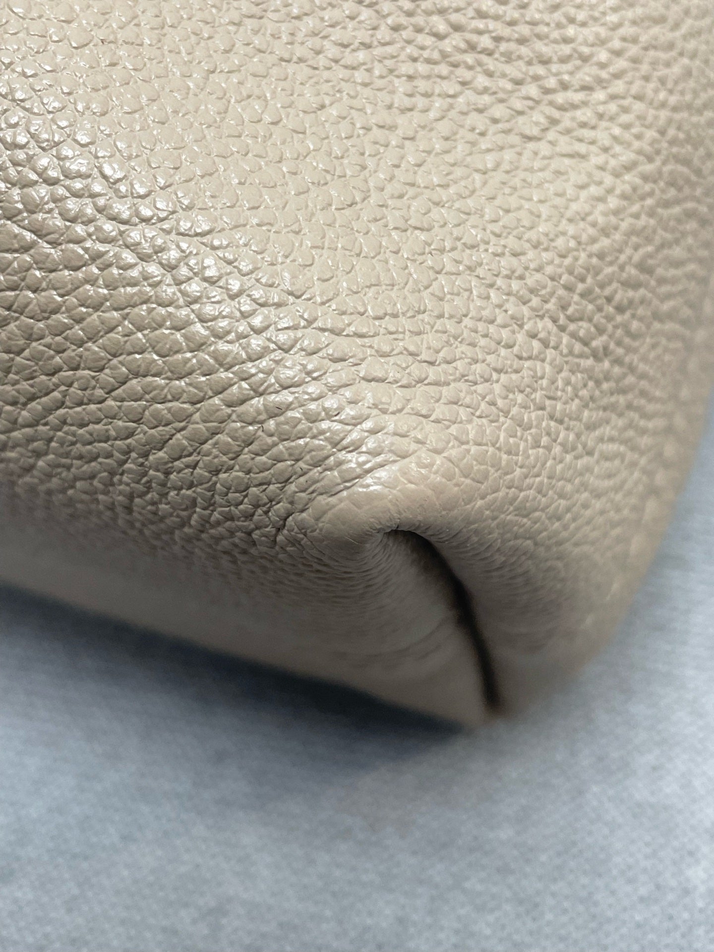 Louis Vuitton - Other - Leather - Grey - (medium)