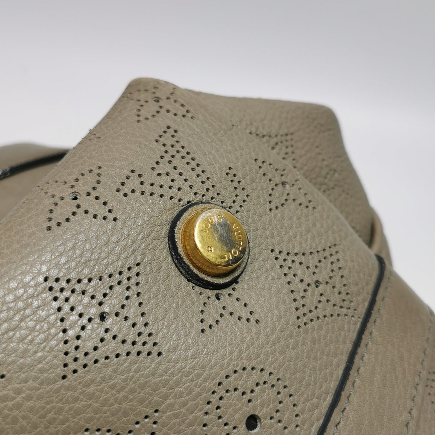 Louis Vuitton - Other - Leather - Grey - (medium)