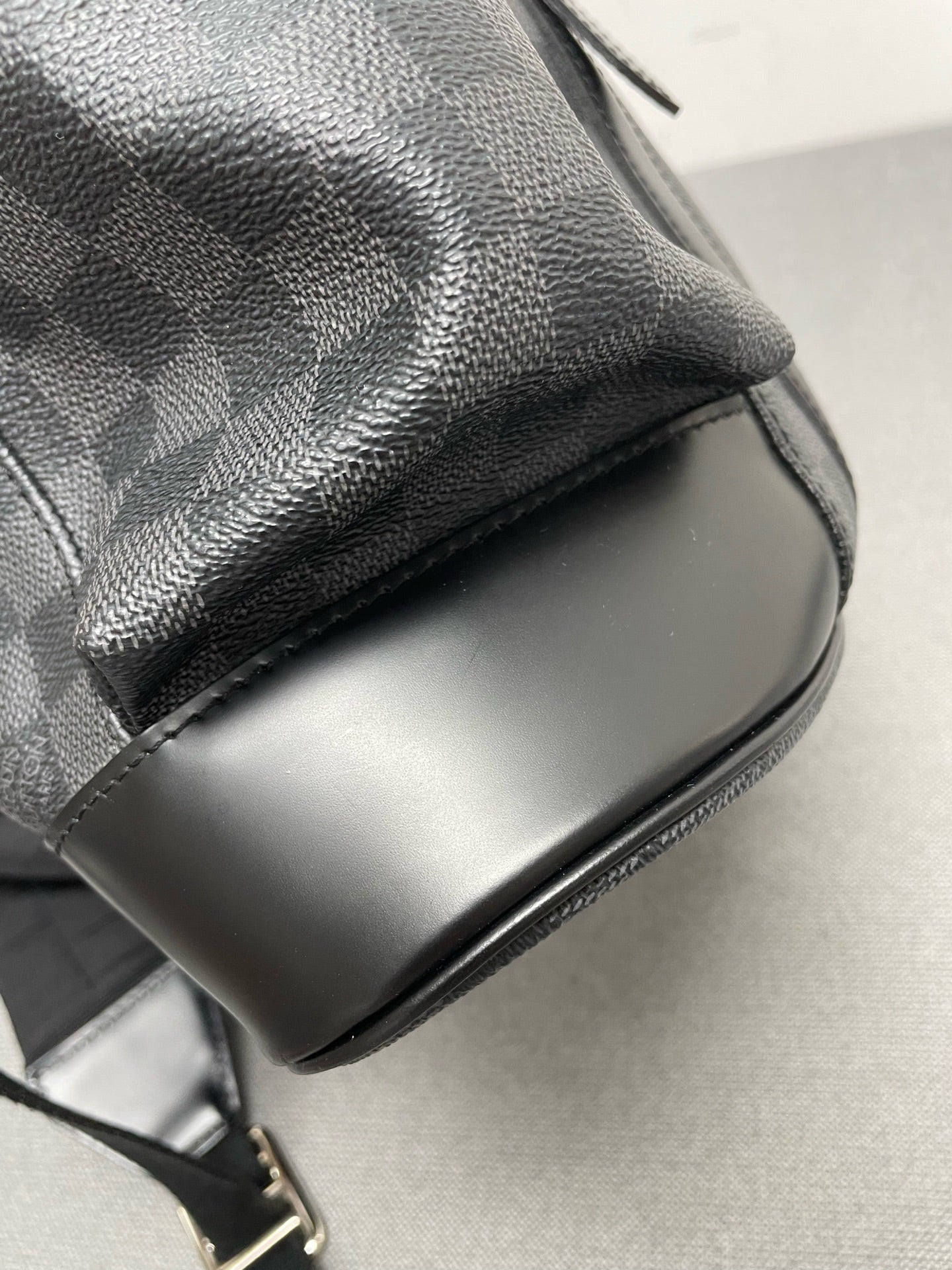 Louis Vuitton - Other - Leather - Grey - (medium)