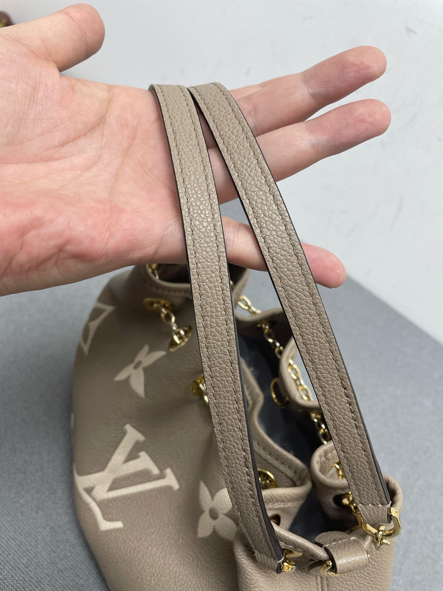 Louis Vuitton - Other - Leather - Grey - (medium)
