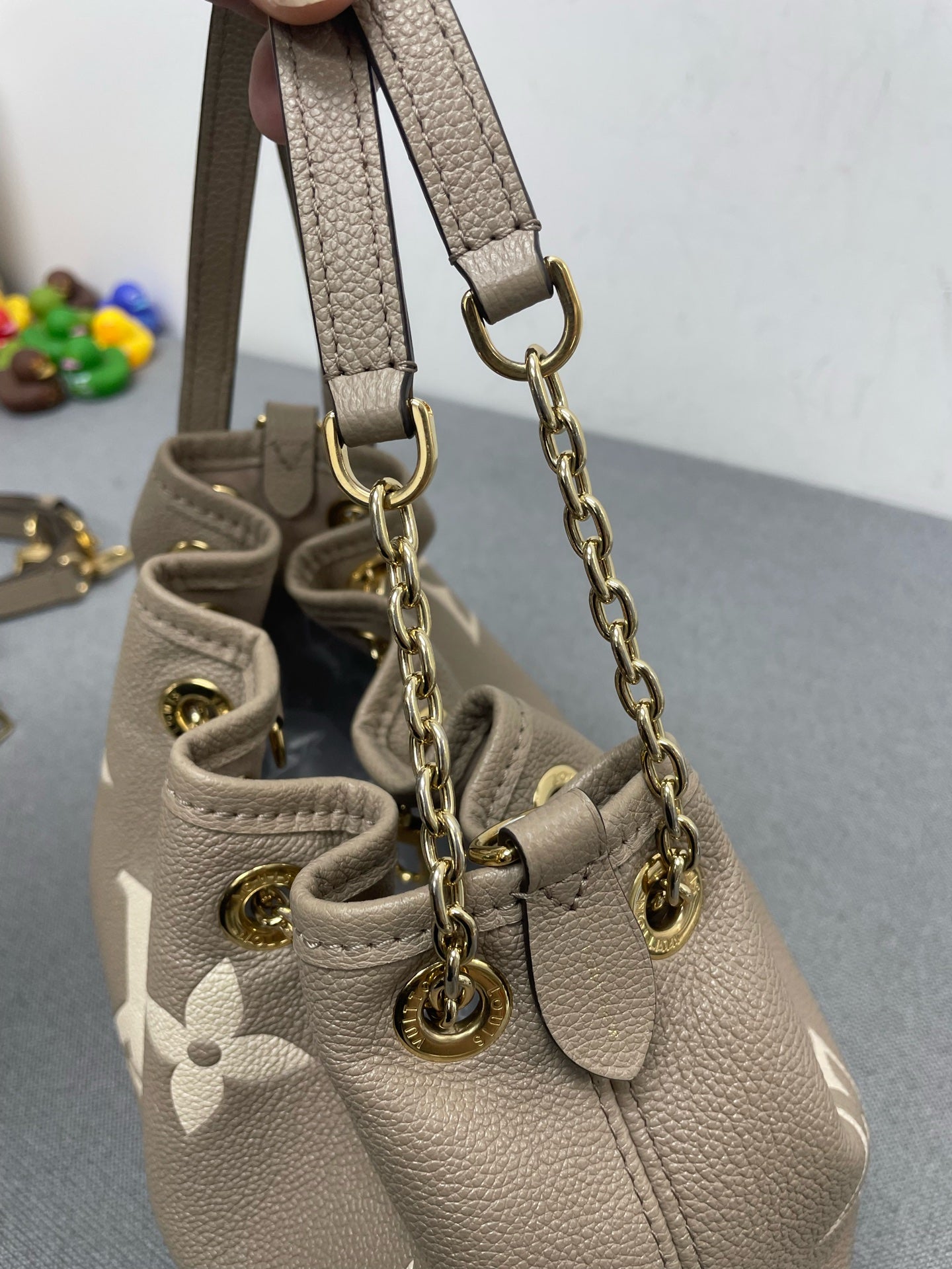 Louis Vuitton - Other - Leather - Grey - (medium)