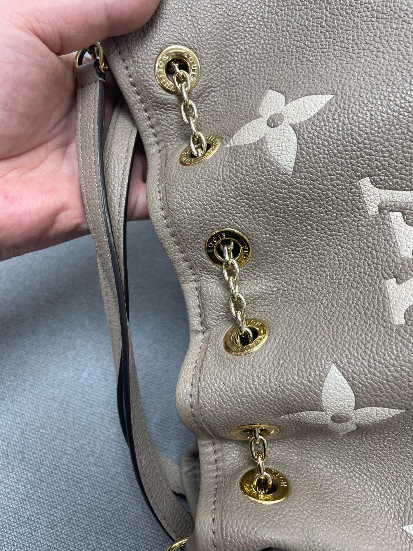 Louis Vuitton - Other - Leather - Grey - (medium)