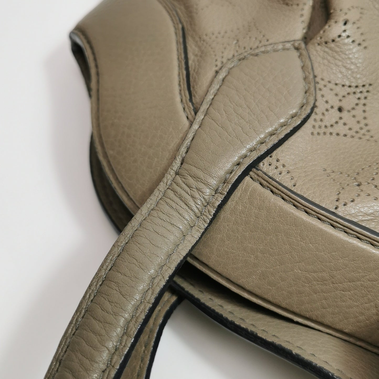 Louis Vuitton - Other - Leather - Grey - (medium)