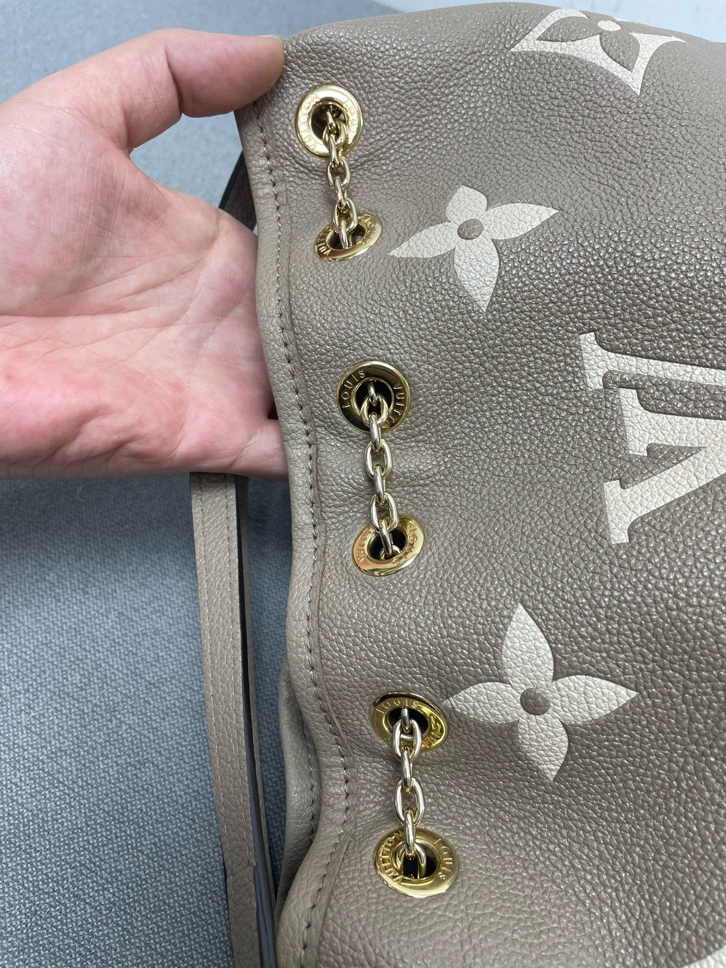 Louis Vuitton - Other - Leather - Grey - (medium)