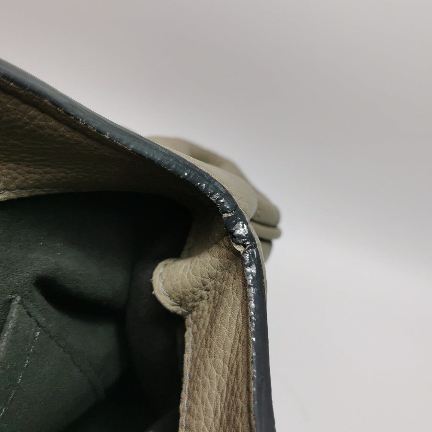 Louis Vuitton - Other - Leather - Grey - (medium)