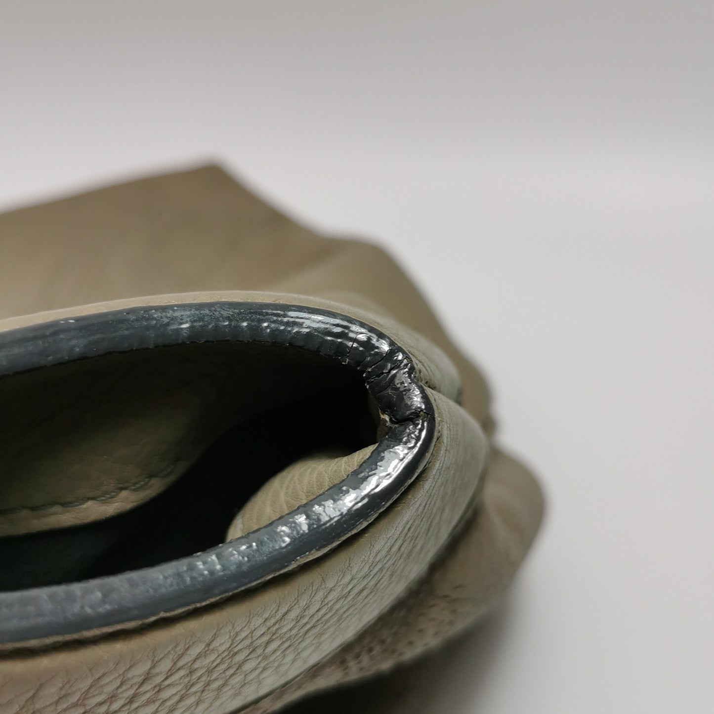 Louis Vuitton - Other - Leather - Grey - (medium)