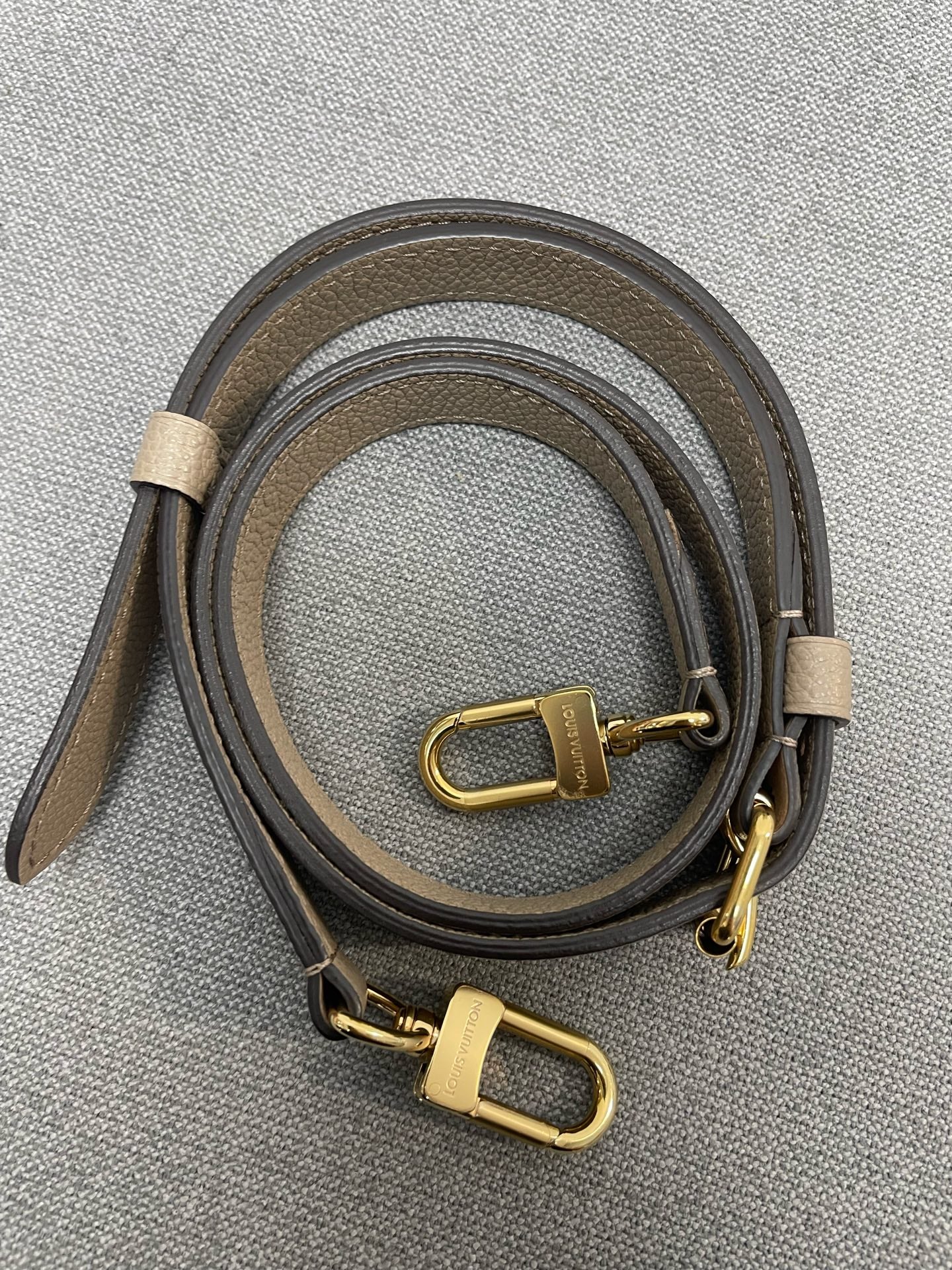 Louis Vuitton - Other - Leather - Grey - (medium)